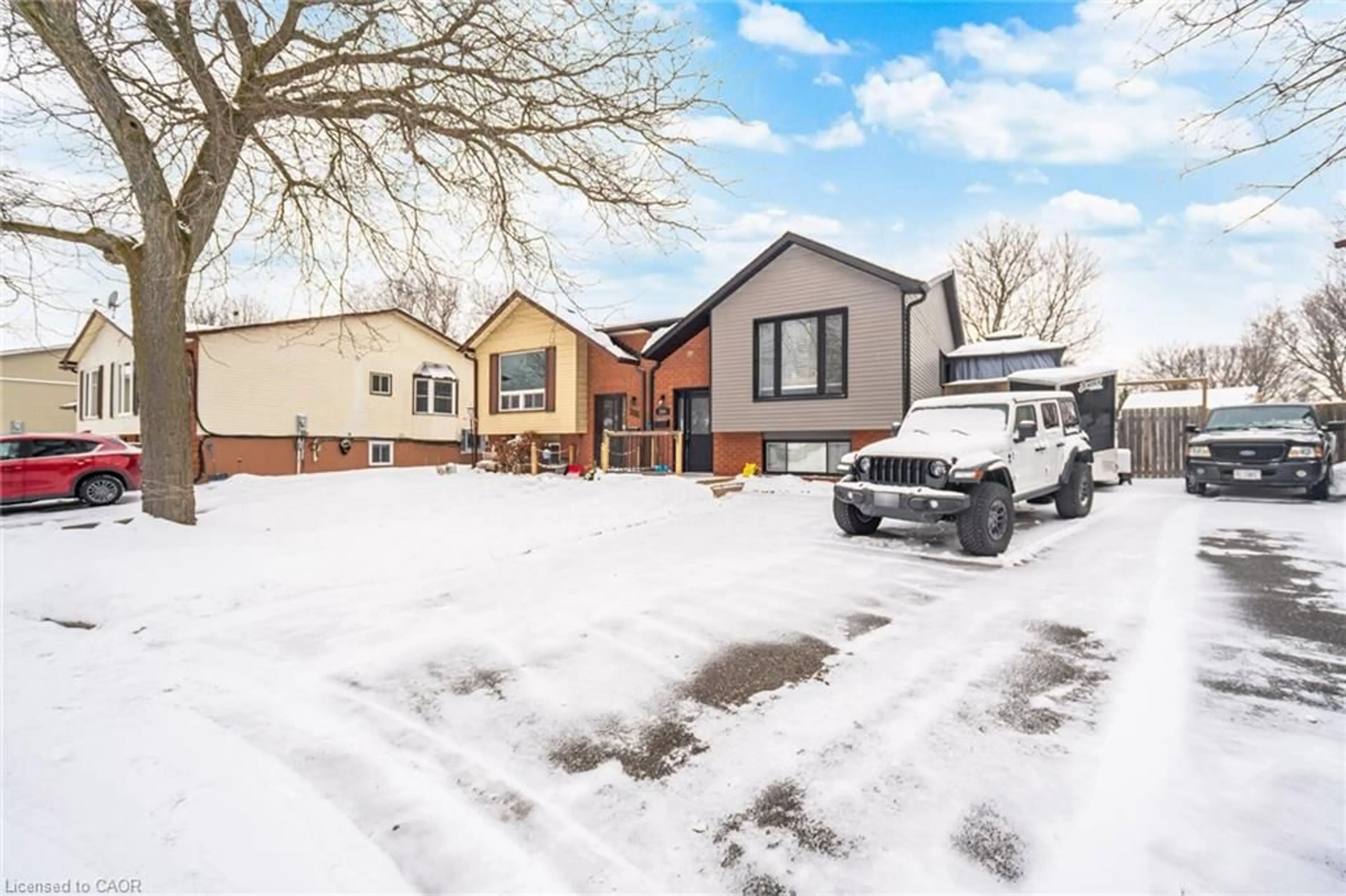 A pic from outside/outdoor area/front of a property/back of a property/a pic from drone, street for 204 Medina Crt, Oshawa Ontario L1J 7E1