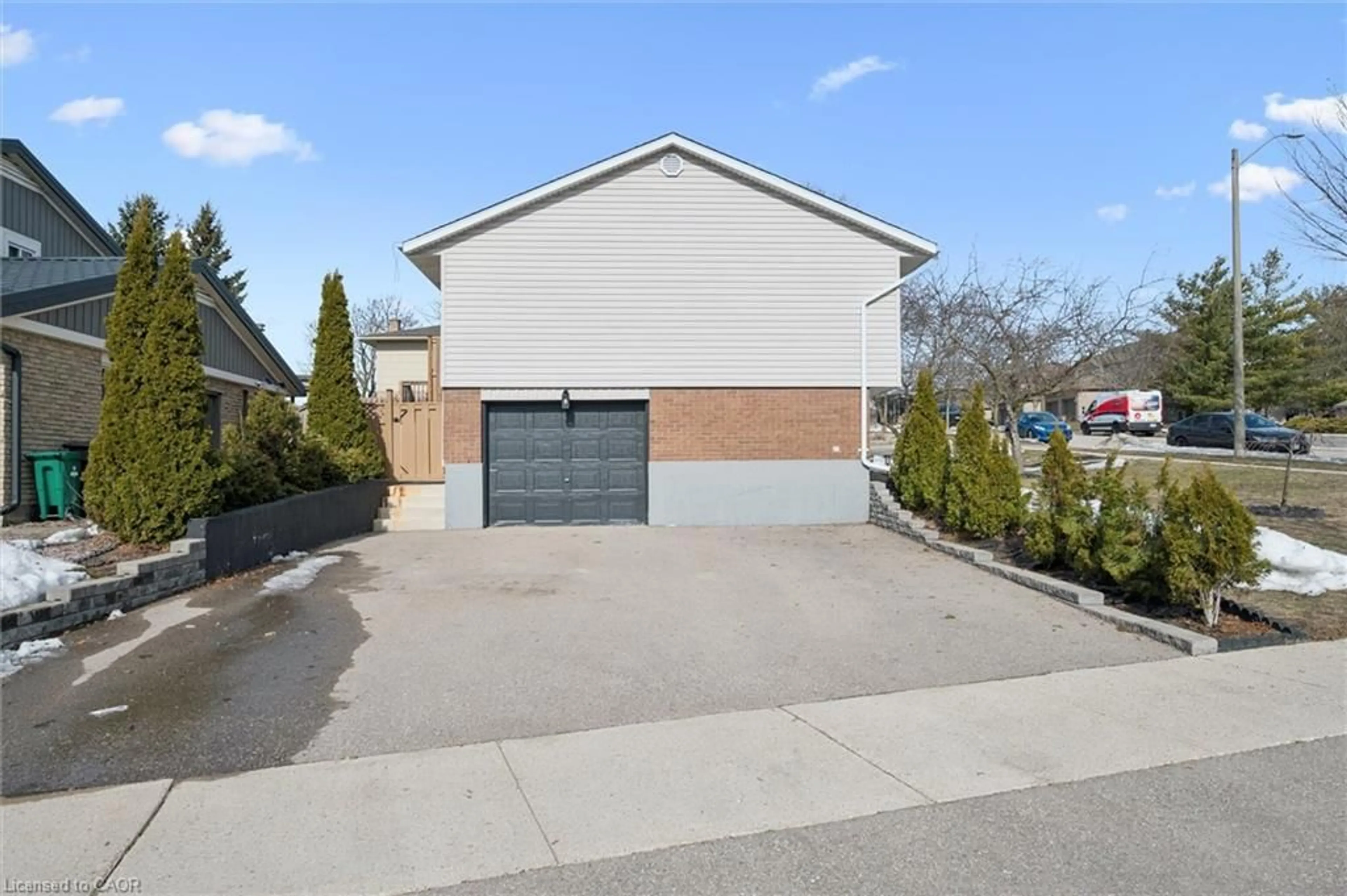 Indoor garage for 219 Blackhorne Dr, Kitchener Ontario N2E 1Z2