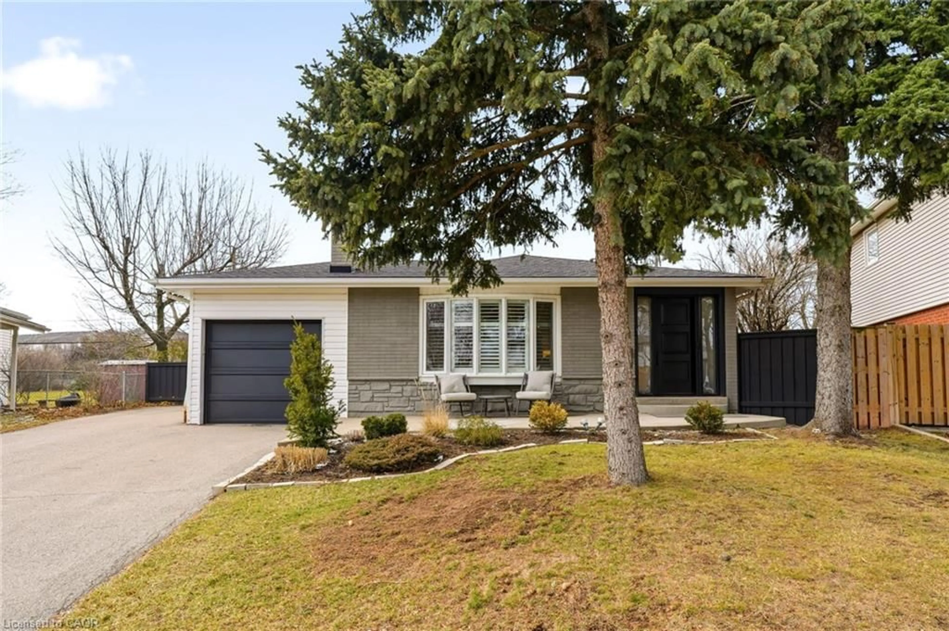 Home with brick exterior material, street for 688 Mullin Way, Burlington Ontario L7L 4J7