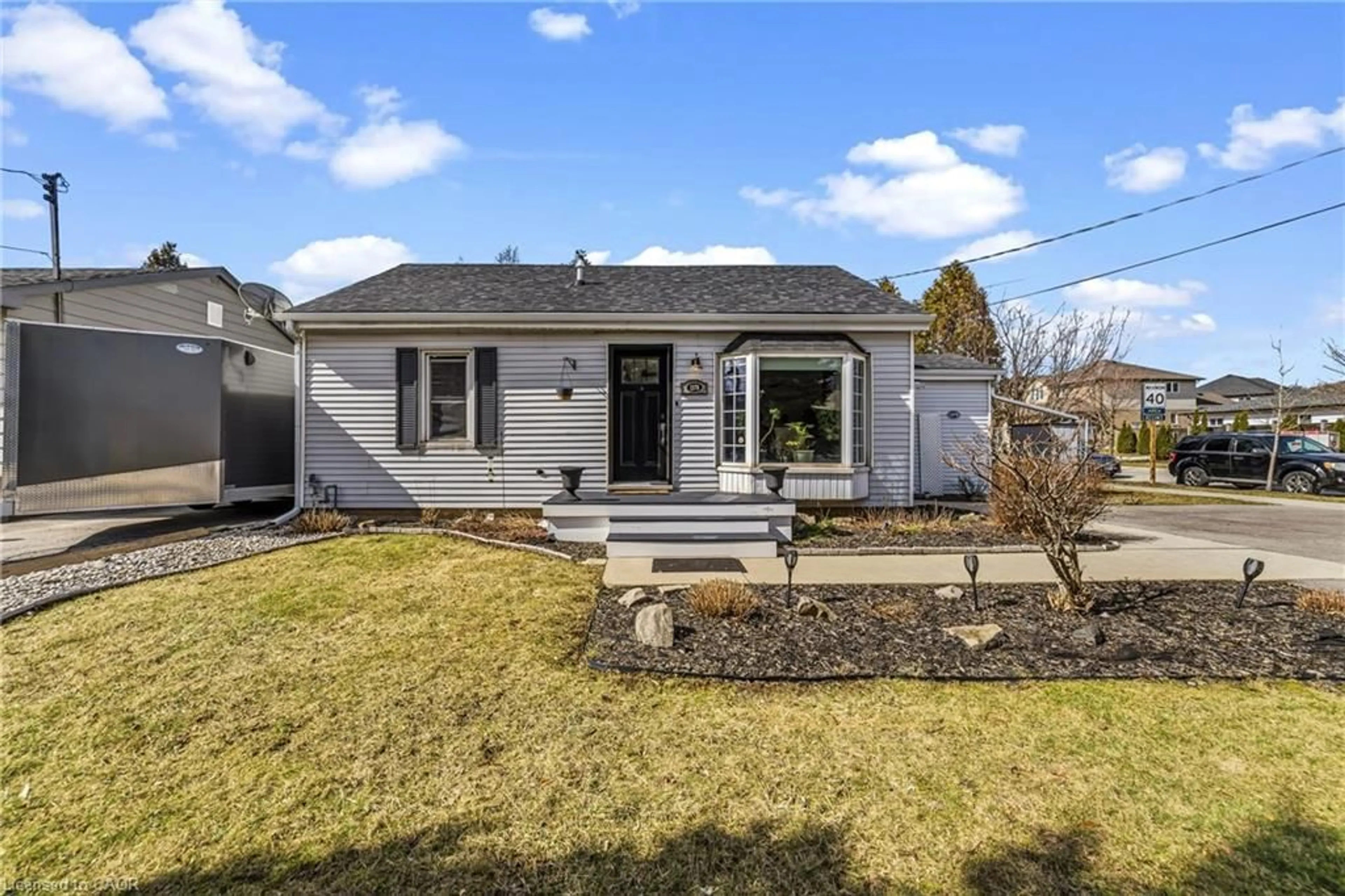 Home with vinyl exterior material, street for 1378 Upper Wellington St, Hamilton Ontario L9A 3S9