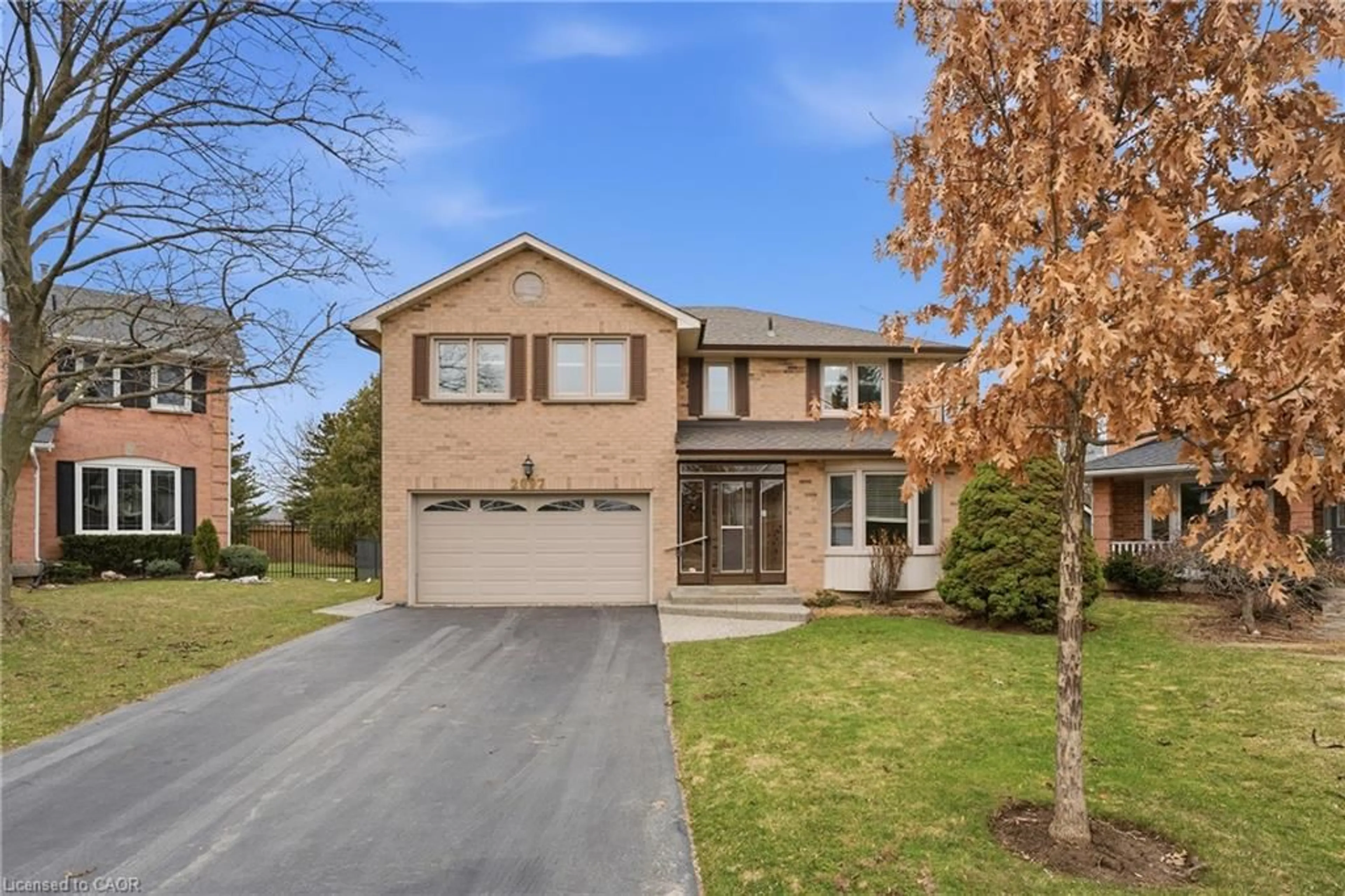 Home with brick exterior material, street for 2097 Edgebank Crt, Burlington Ontario L7M 2S8
