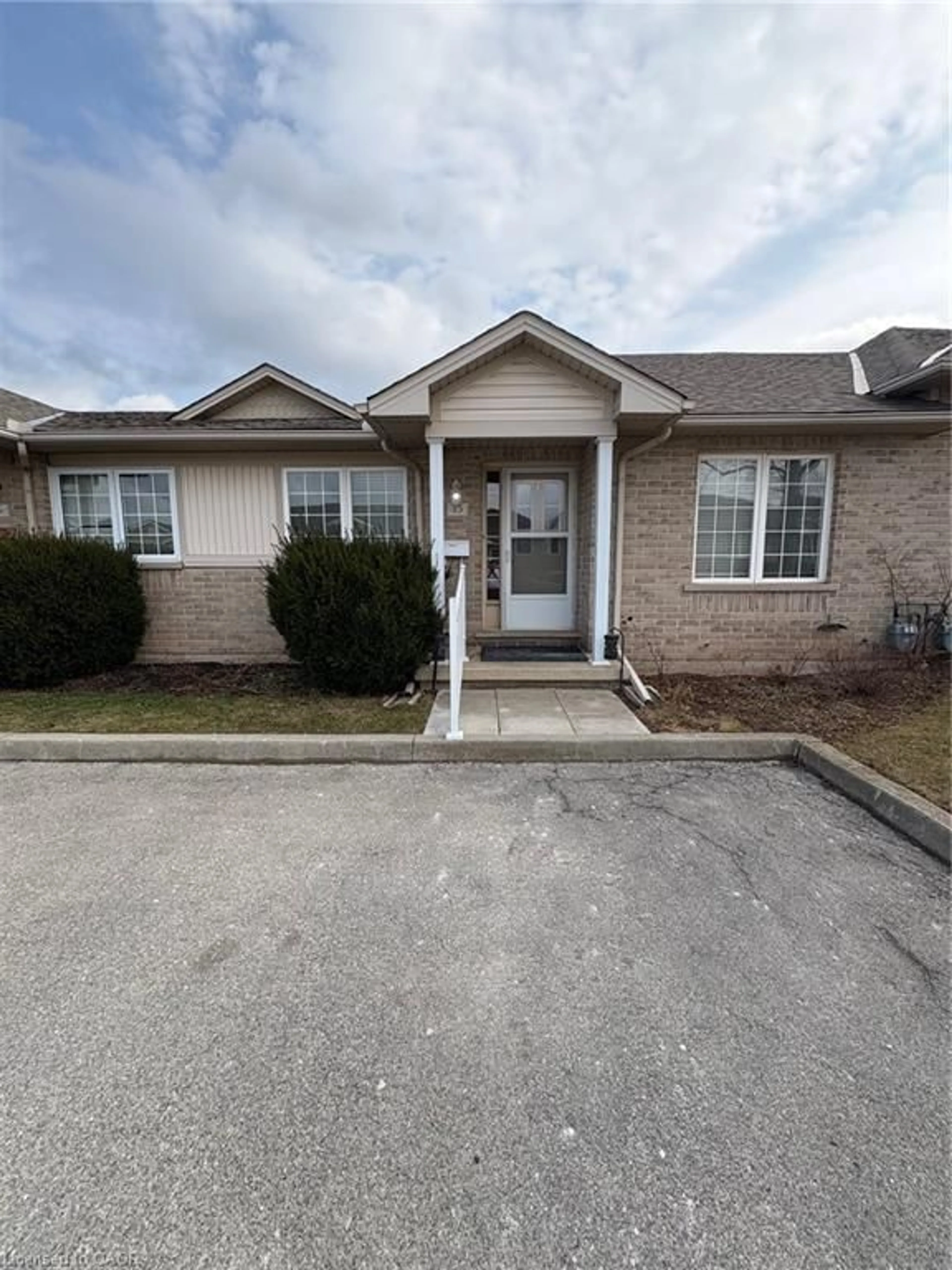 Home with brick exterior material, street for 24 Kenyon Cres #15, Grimsby Ontario L3M 5S4