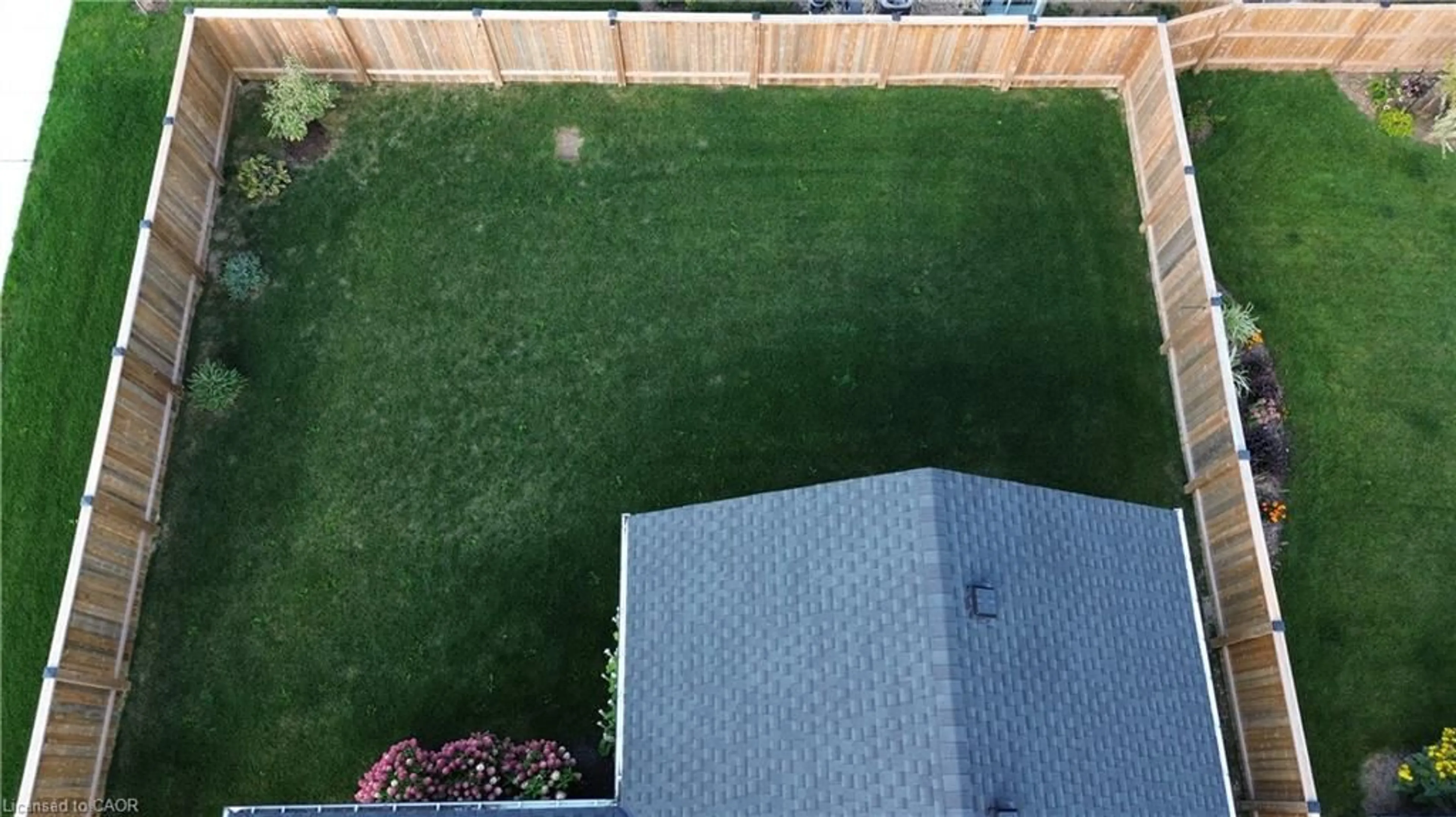 A pic from outside/outdoor area/front of a property/back of a property/a pic from drone, unknown for 1095 Kincaid St, Listowel Ontario N4W 0J8