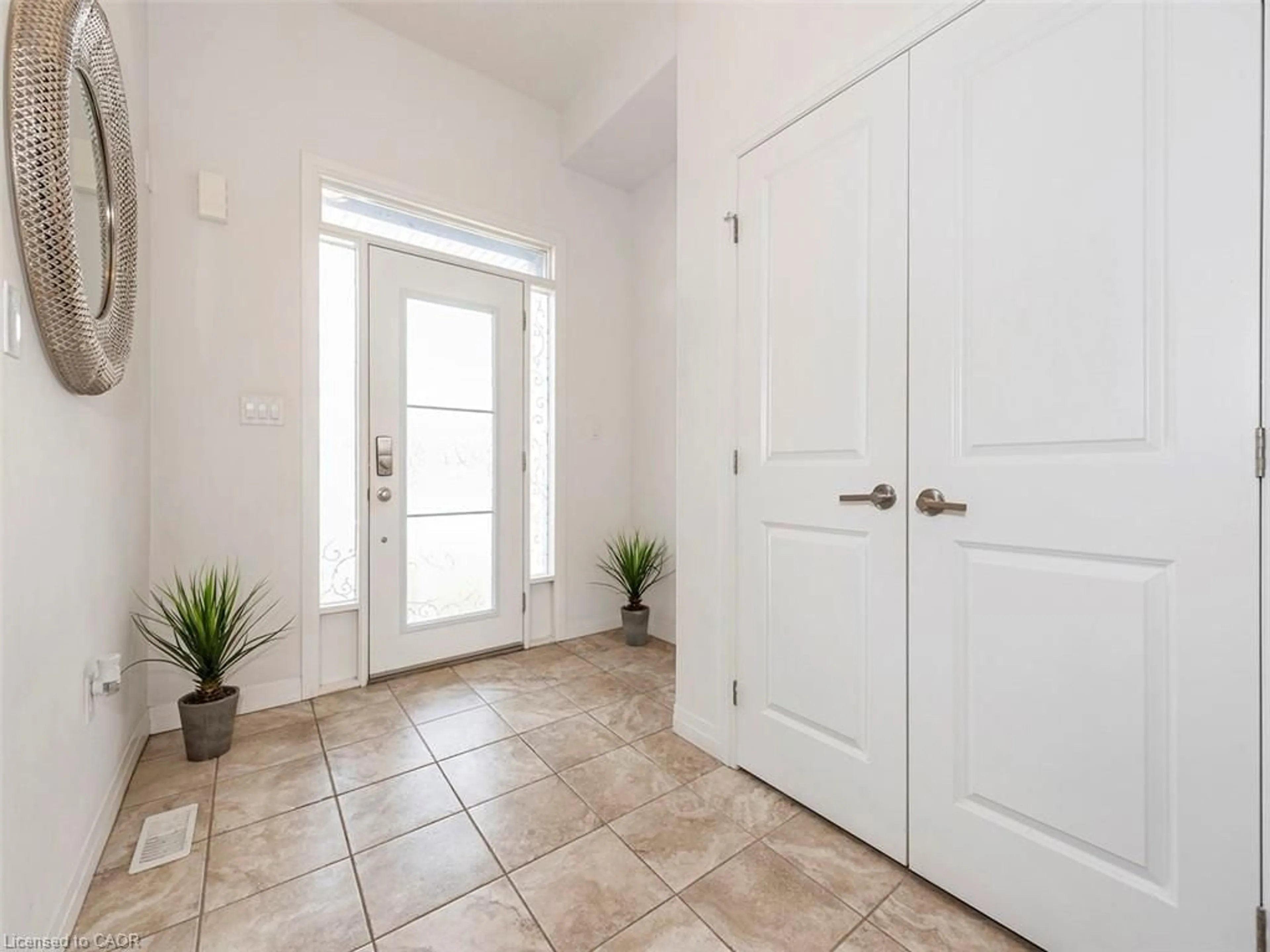 Indoor entryway for 4076 Healing St, Beamsville Ontario L3J 0S4