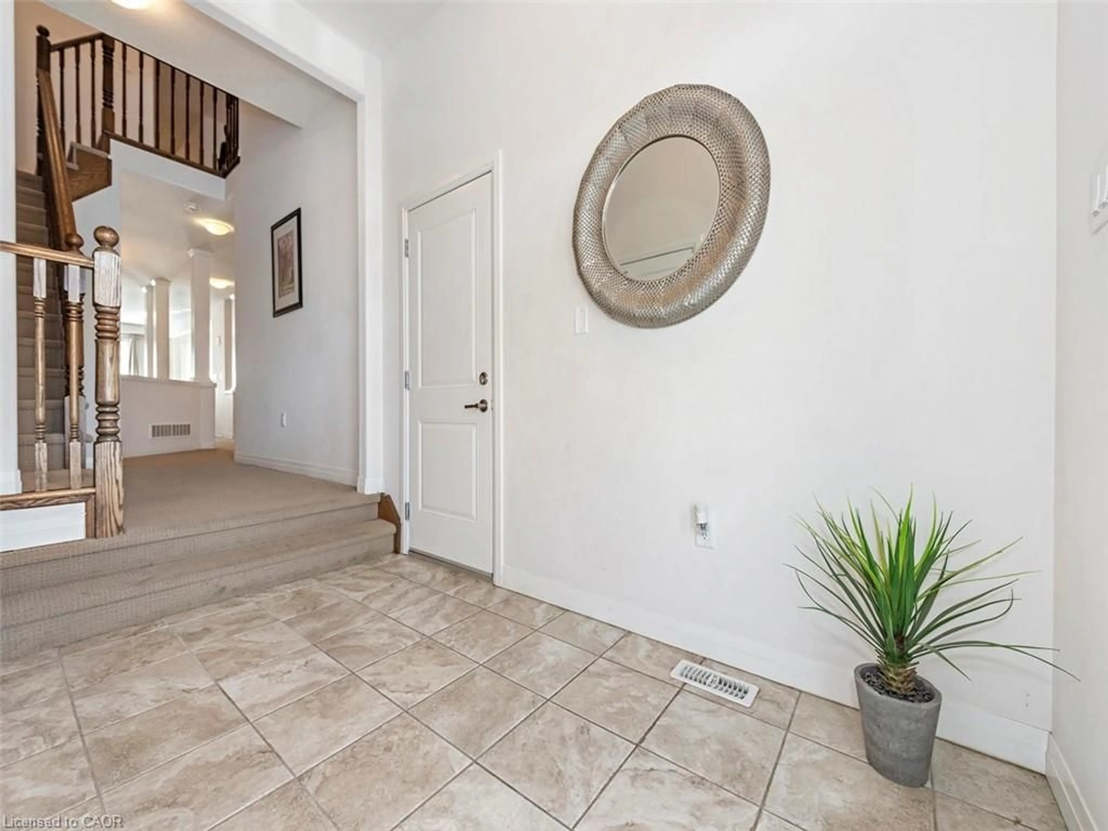 Indoor entryway for 4076 Healing St, Beamsville Ontario L3J 0S4