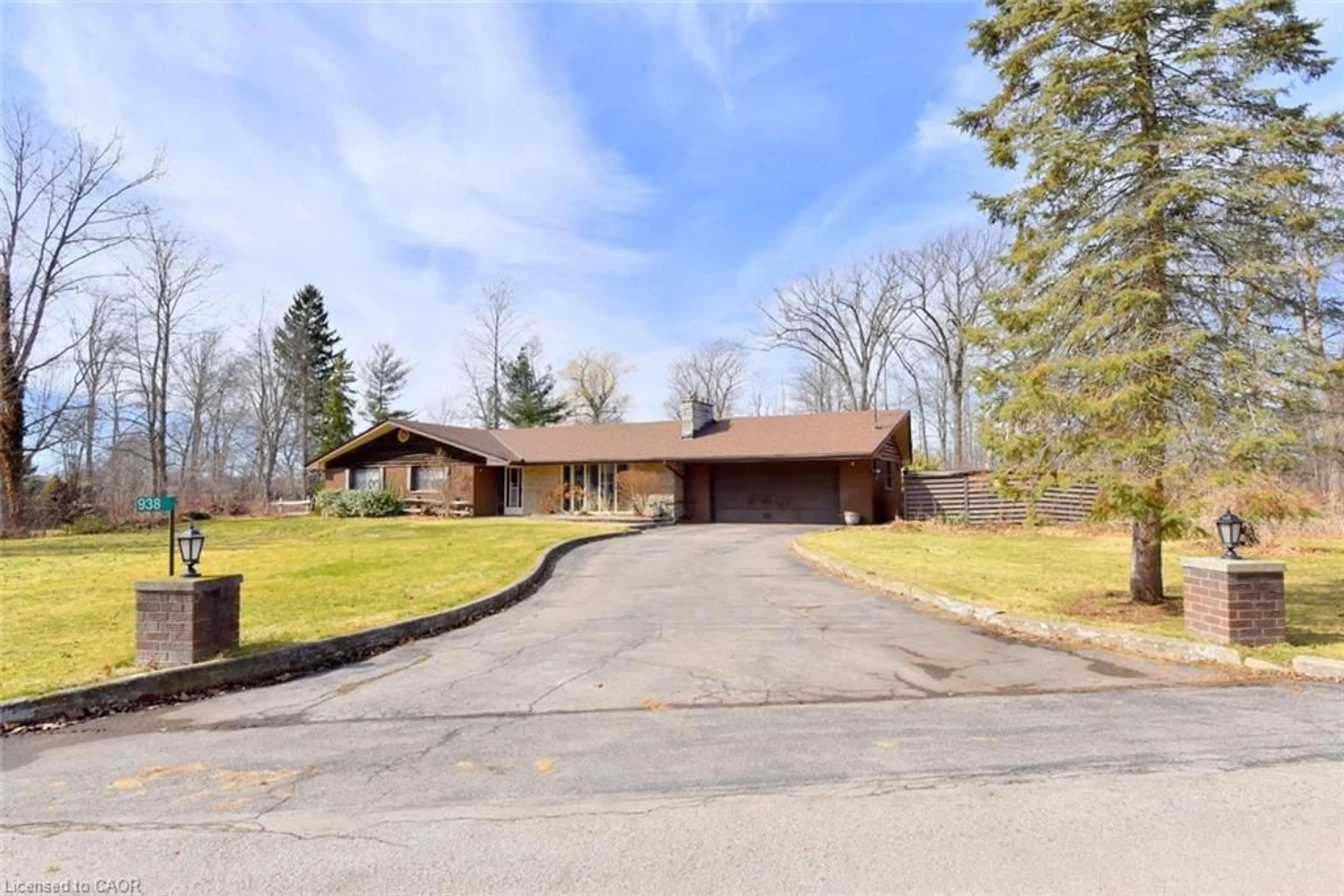 A pic from outside/outdoor area/front of a property/back of a property/a pic from drone, street for 938 Courtland Dr, Ancaster Ontario L9G 3L1