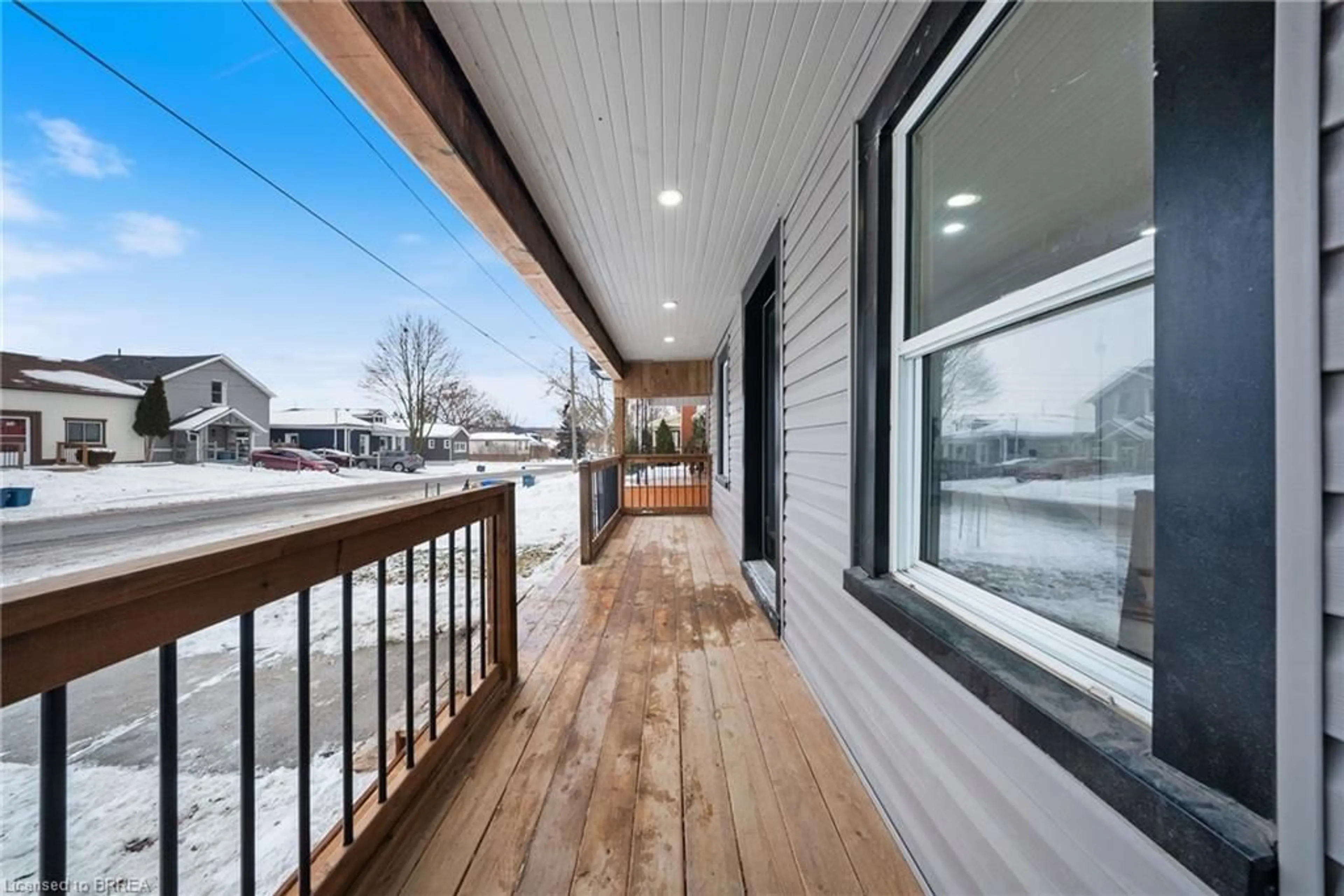 Patio, street for 111 Victoria St, Brantford Ontario N3S 3K7