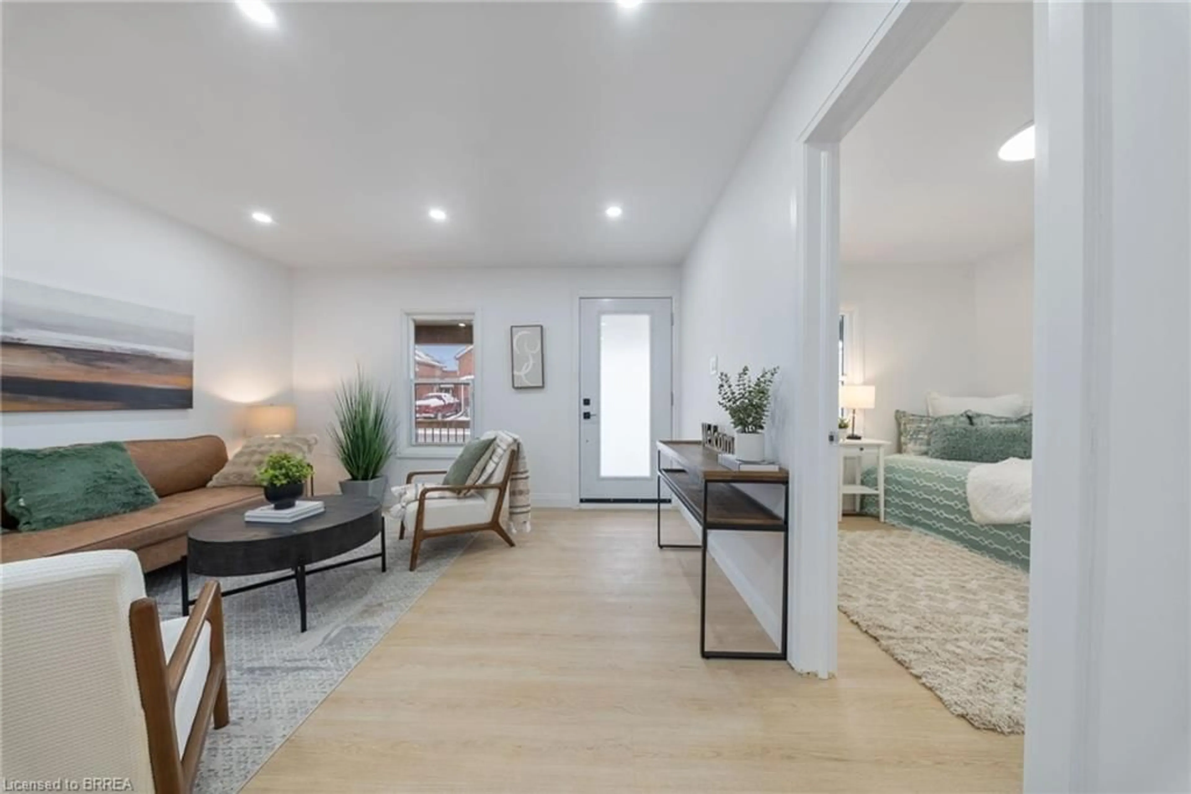 Indoor entryway for 111 Victoria St, Brantford Ontario N3S 3K7