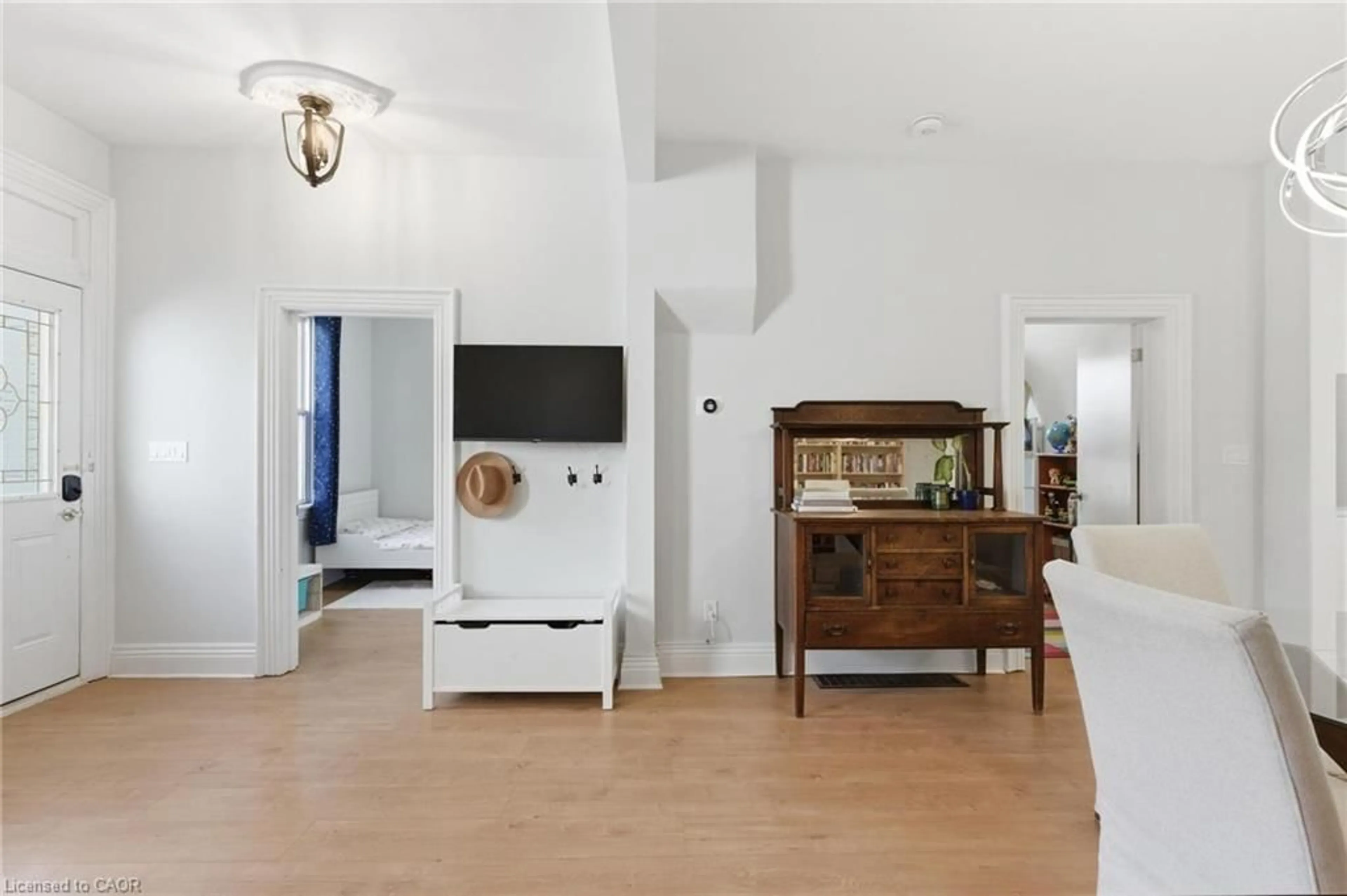 Indoor foyer for 176 Wood St, Hamilton Ontario L8L 3Y9