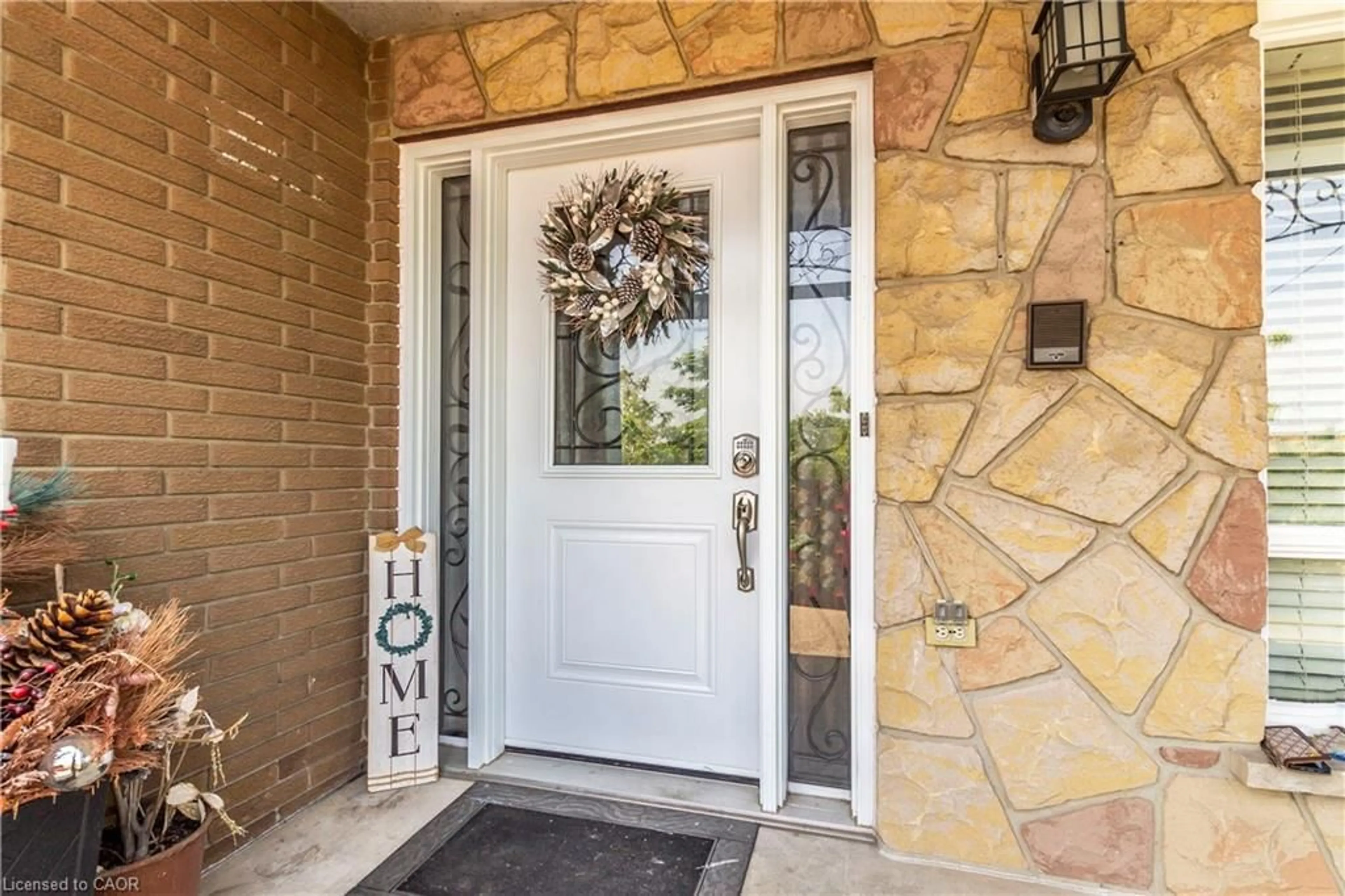 Indoor entryway for 404 Queenston Rd, Hamilton Ontario L8K 1J2