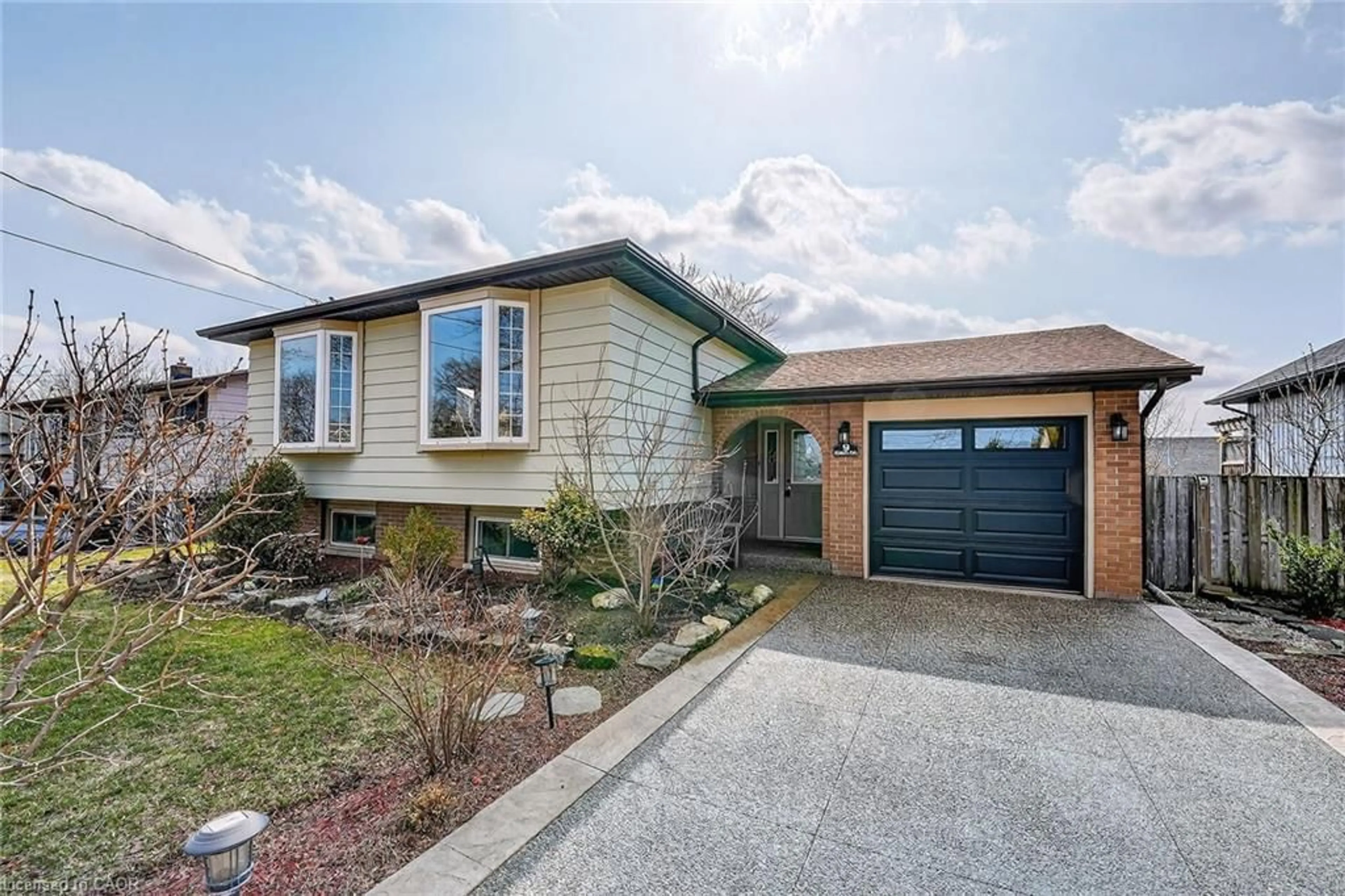 Home with vinyl exterior material, street for 9 Sidare Crt, Grimsby Ontario L3M 4E8