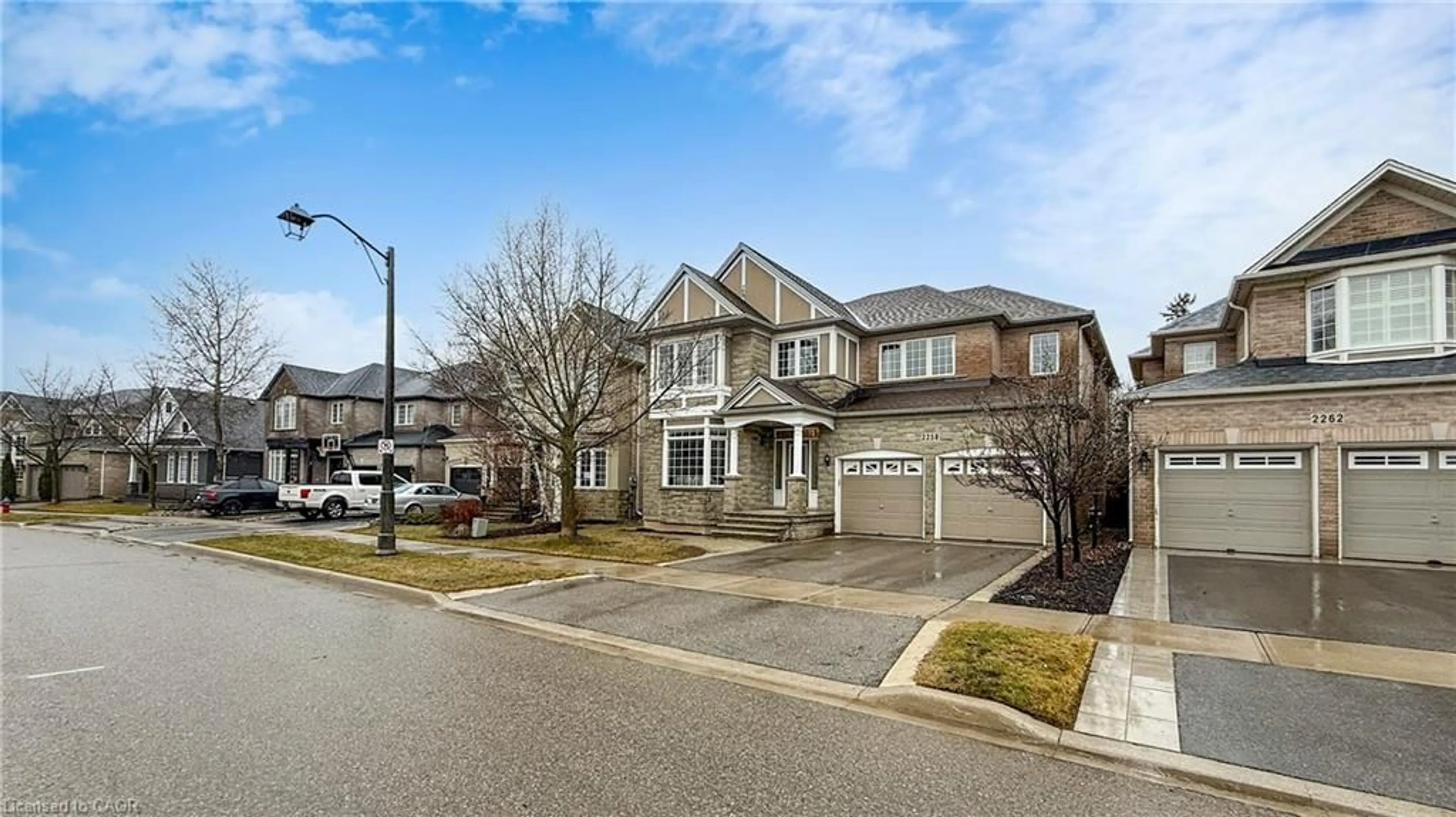 A pic from outside/outdoor area/front of a property/back of a property/a pic from drone, street for 2258 Rochester Cir, Oakville Ontario L6M 5E1