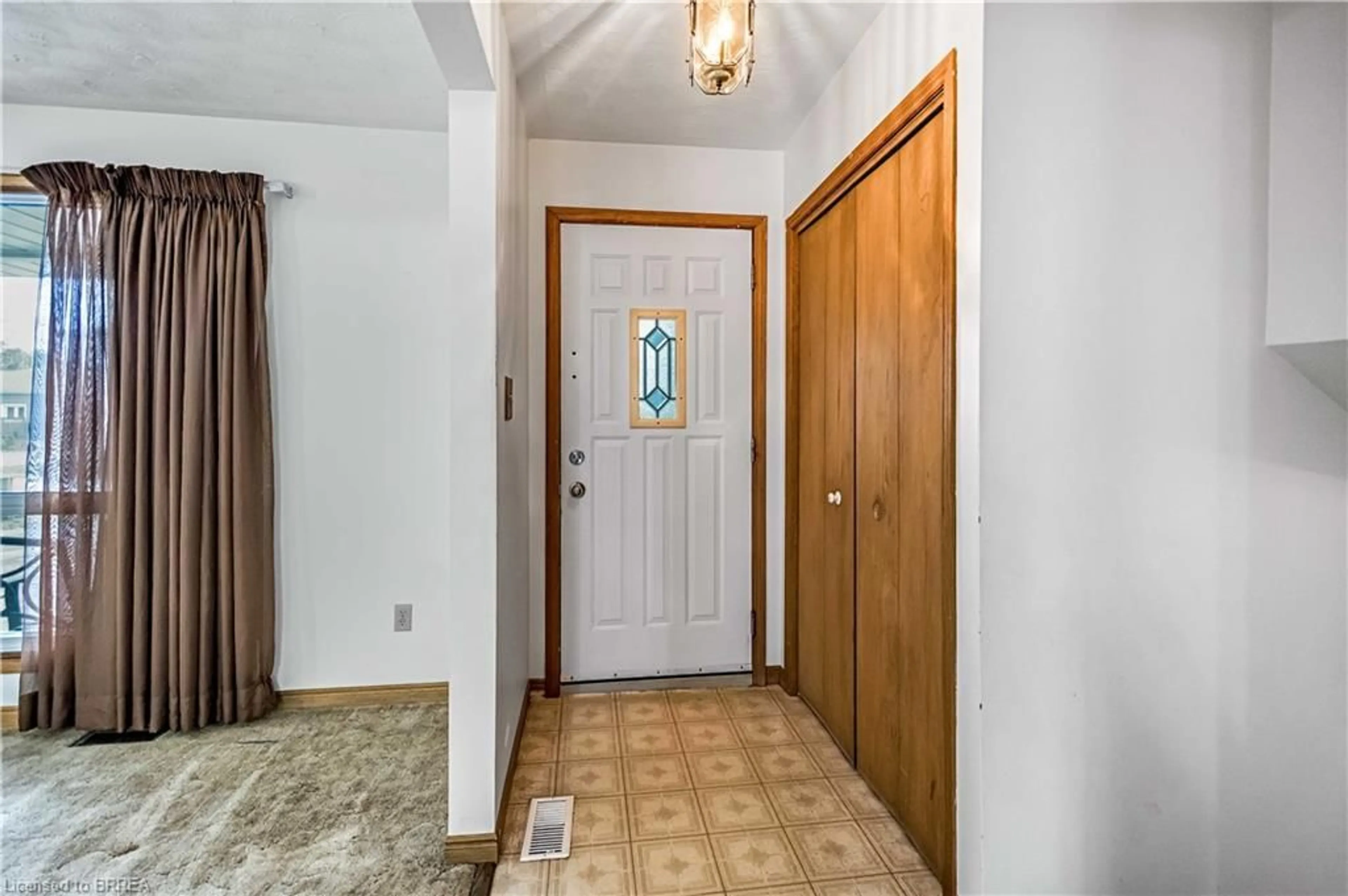 Indoor entryway for 52 Charles St, Brantford Ontario N3T 1B3