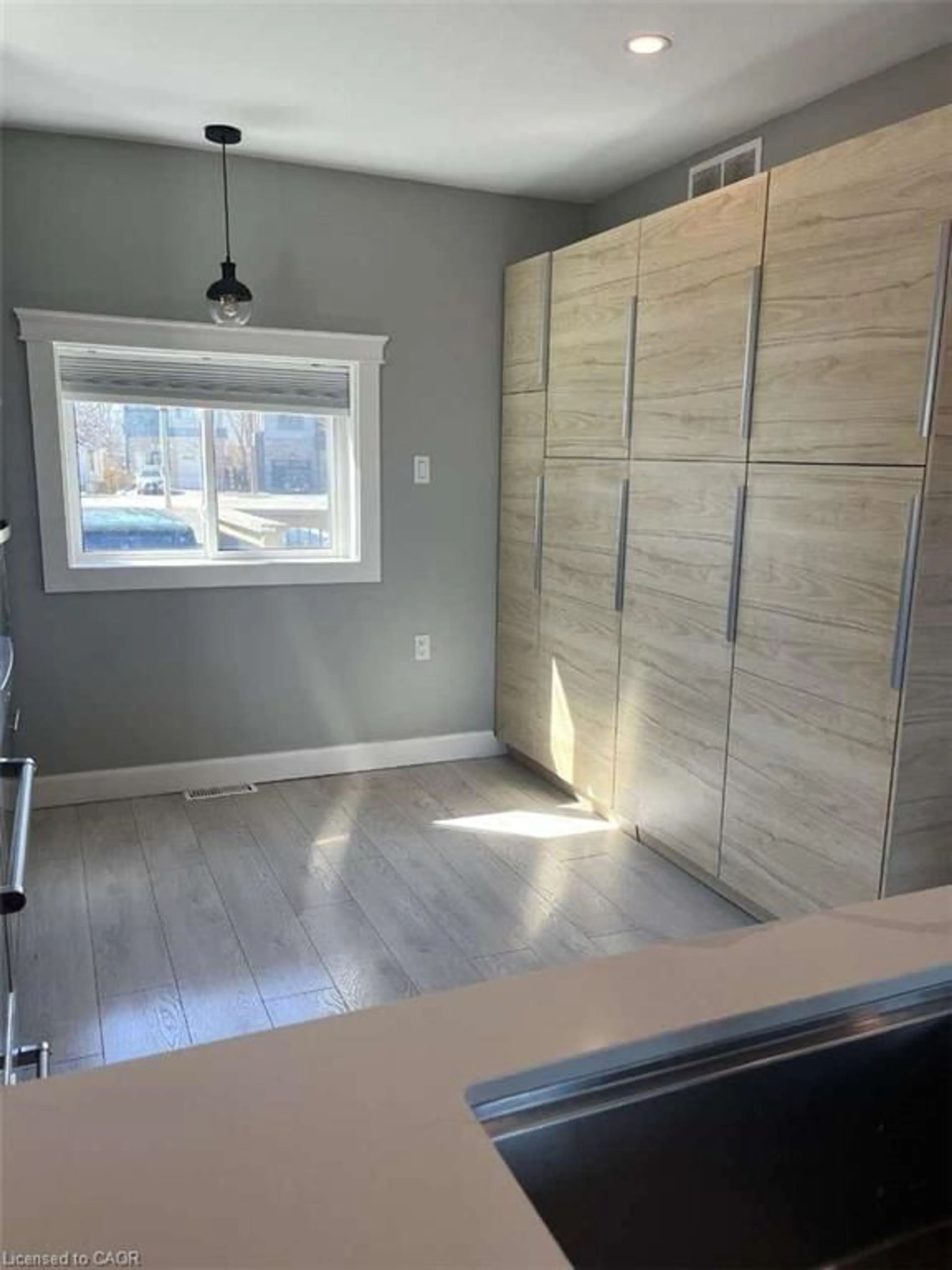 Open concept kitchen, ceramic/tile floor for 735 Beach Blvd, Hamilton Ontario L8H 6Y5