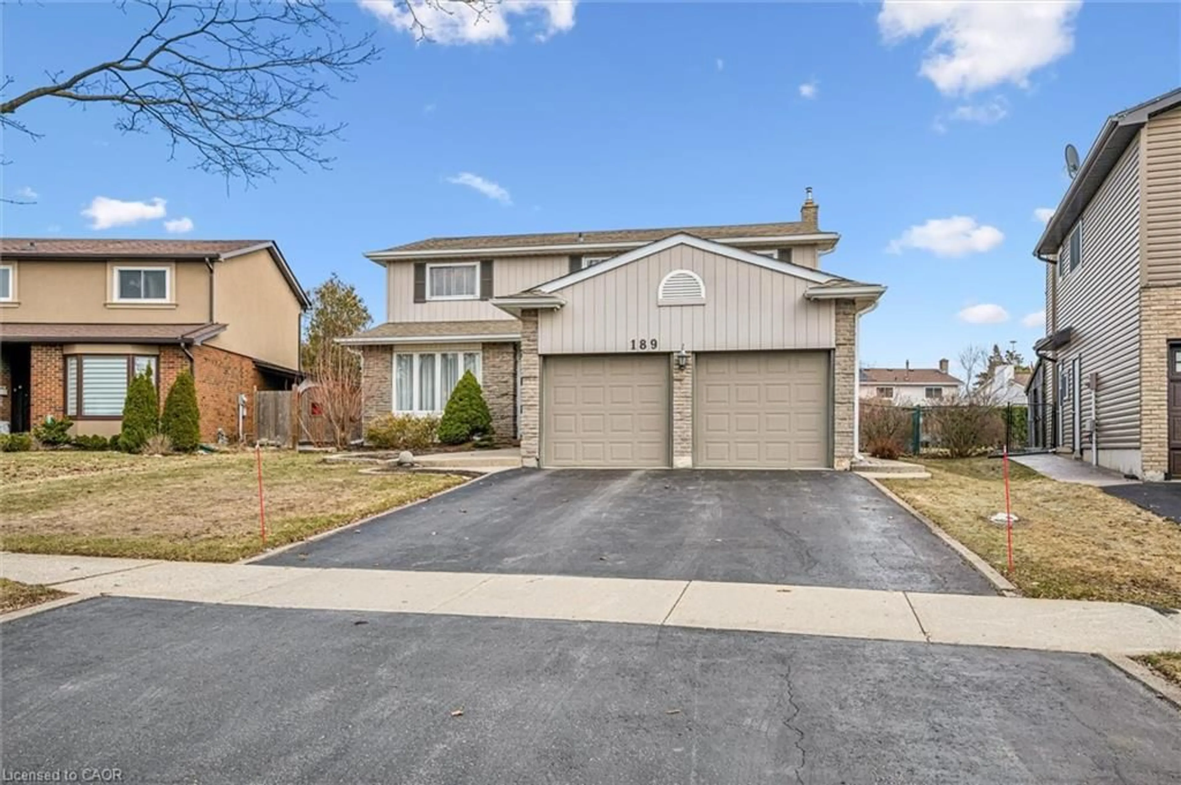 Home with vinyl exterior material, street for 189 Winding Way, Kitchener Ontario N2N 1P3