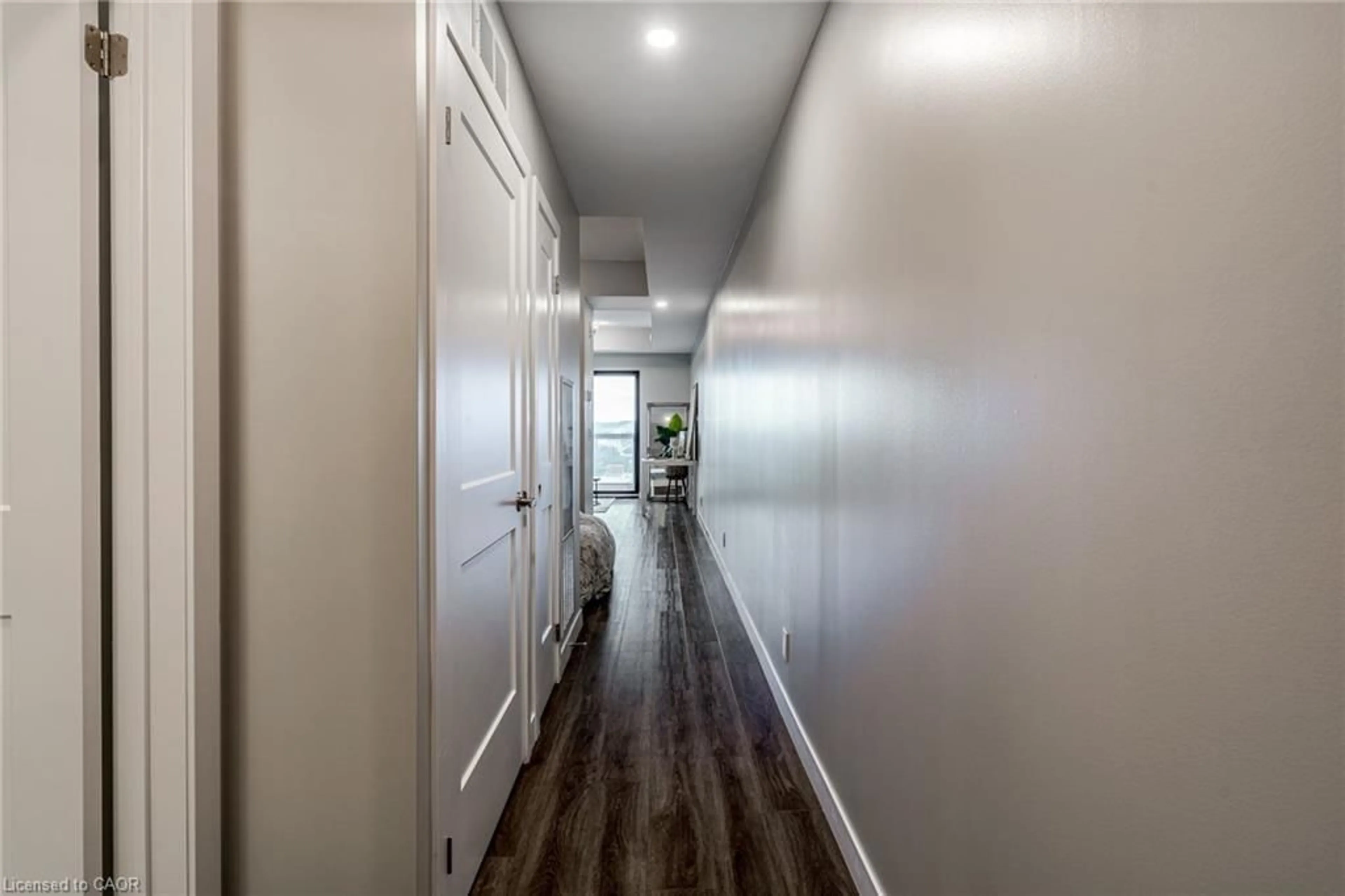 Indoor entryway for 15 Queen St #1303, Hamilton Ontario L8P 3R4