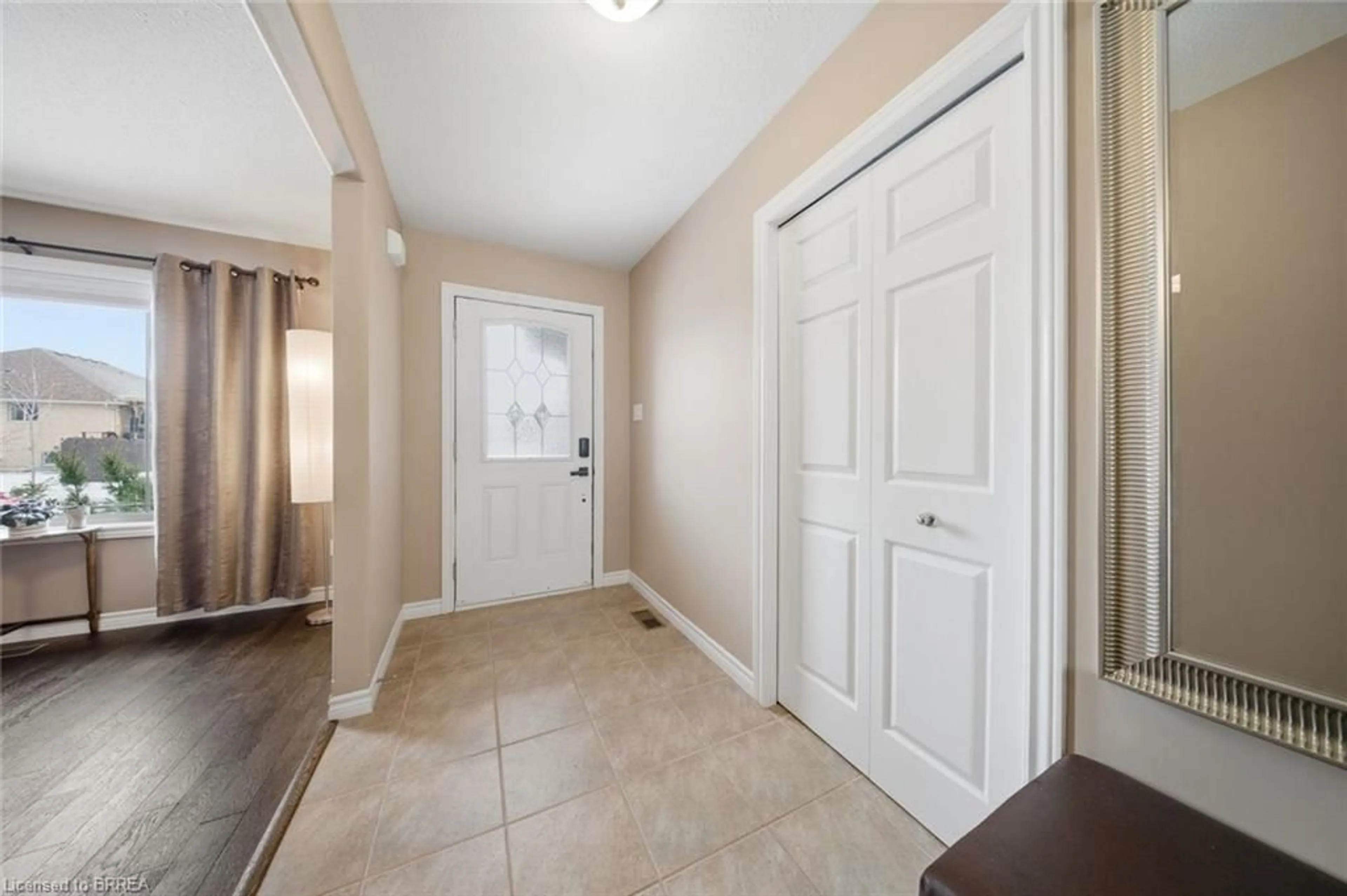Indoor entryway for 40 Mission Rd, Brantford Ontario N3S 0A3