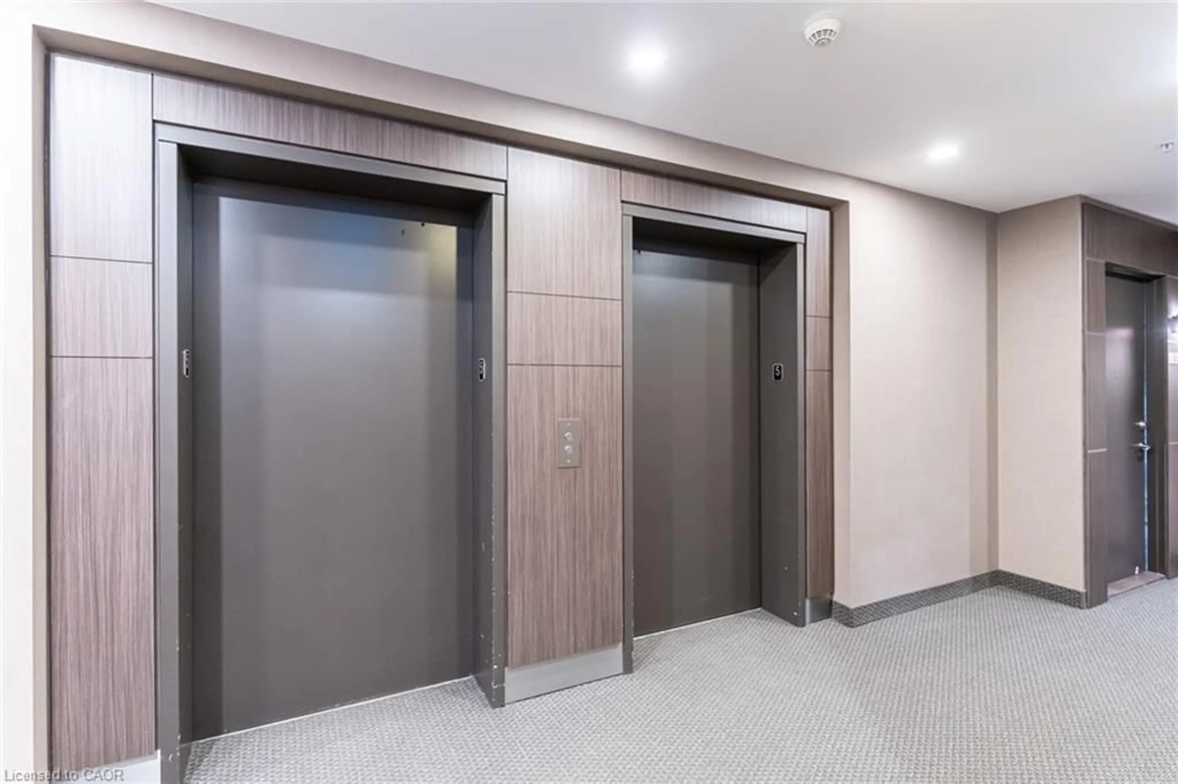 Indoor foyer for 550 North Service Rd #516, Grimsby Ontario L3M 0H9