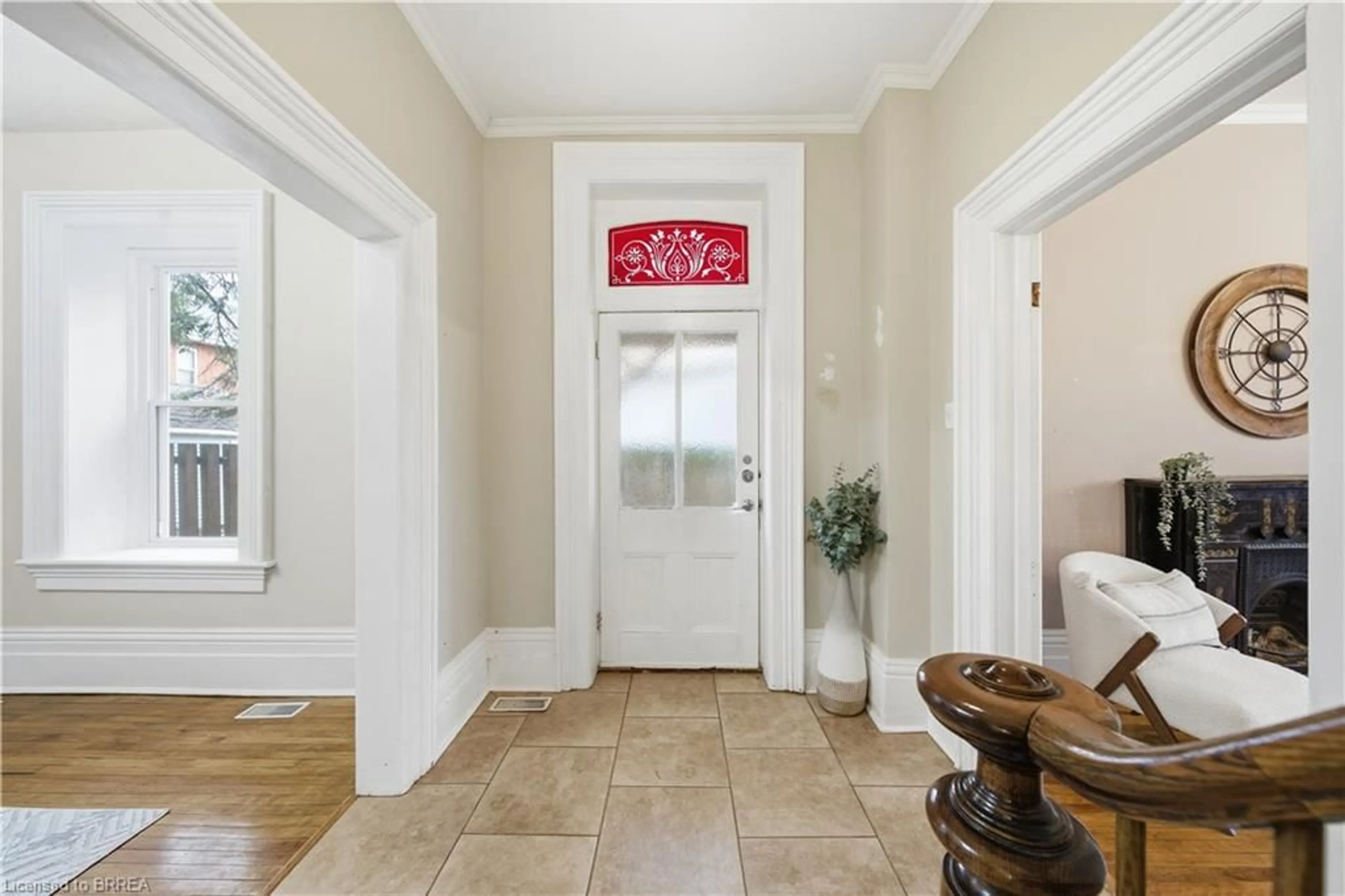 Indoor entryway for 18 Charlotte St, Paris Ontario N3L 1N1