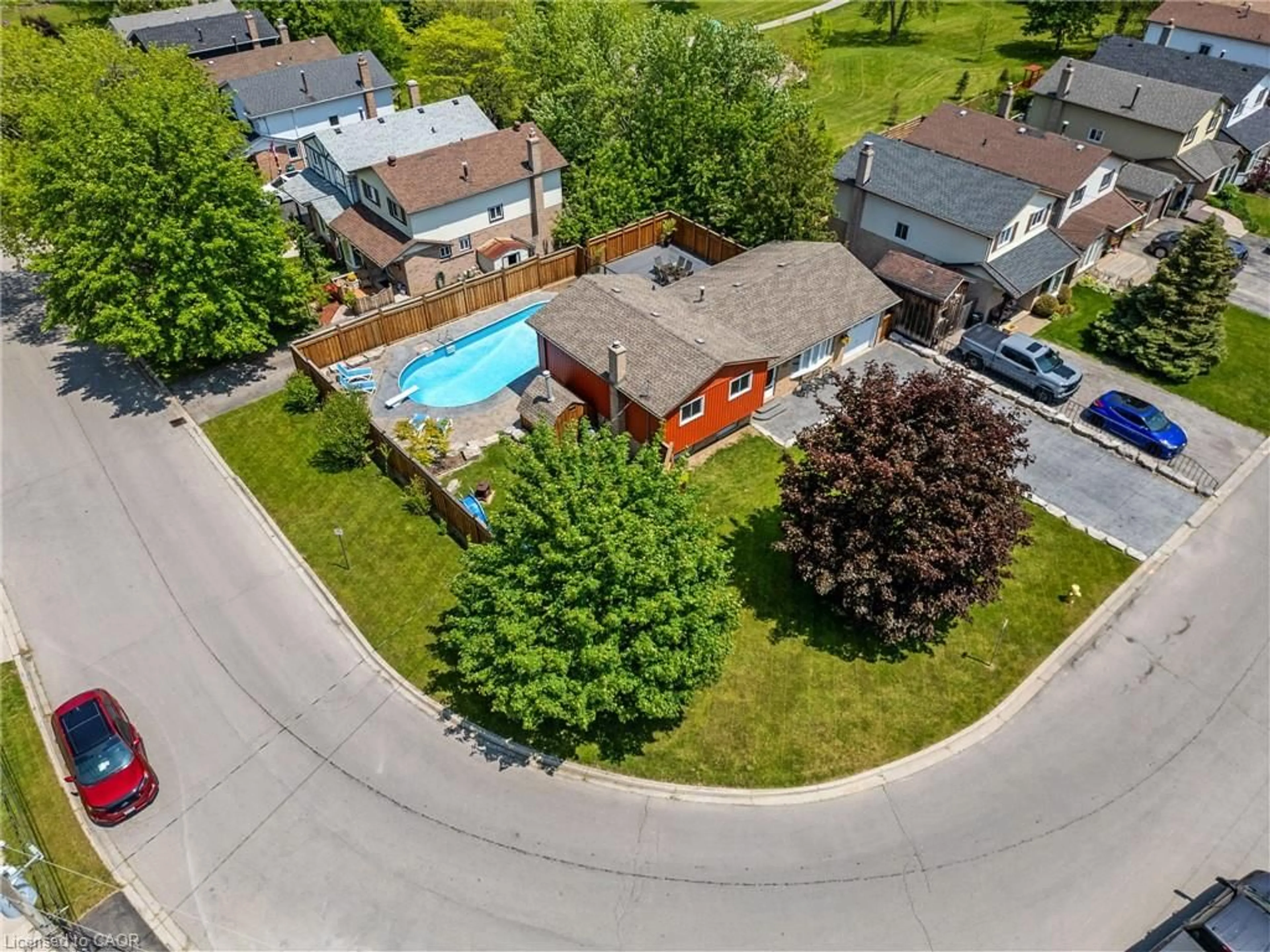A pic from outside/outdoor area/front of a property/back of a property/a pic from drone, street for 25 Burke Dr, Caledonia Ontario N3W 1C3