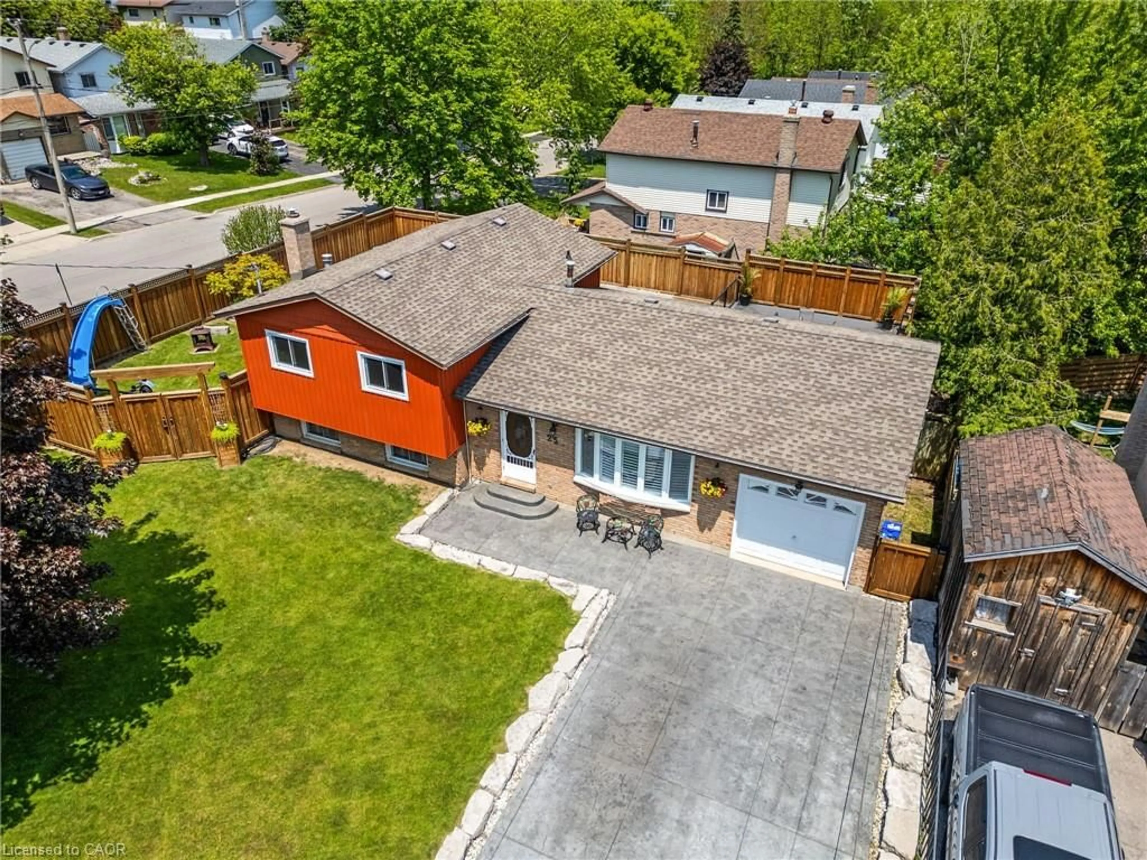 A pic from outside/outdoor area/front of a property/back of a property/a pic from drone, street for 25 Burke Dr, Caledonia Ontario N3W 1C3