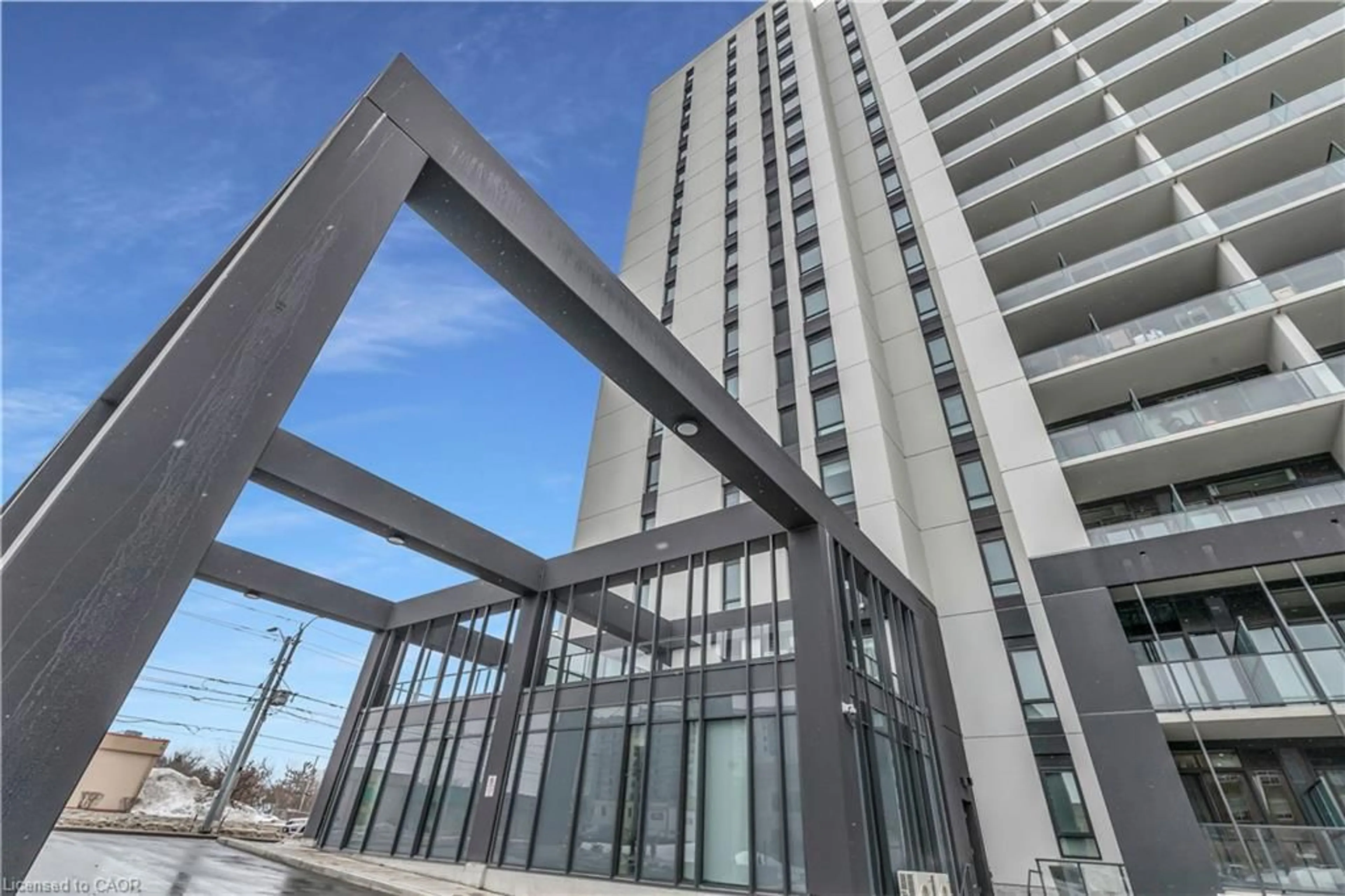 Indoor foyer for 741 King St #102, Kitchener Ontario N2H 1E5