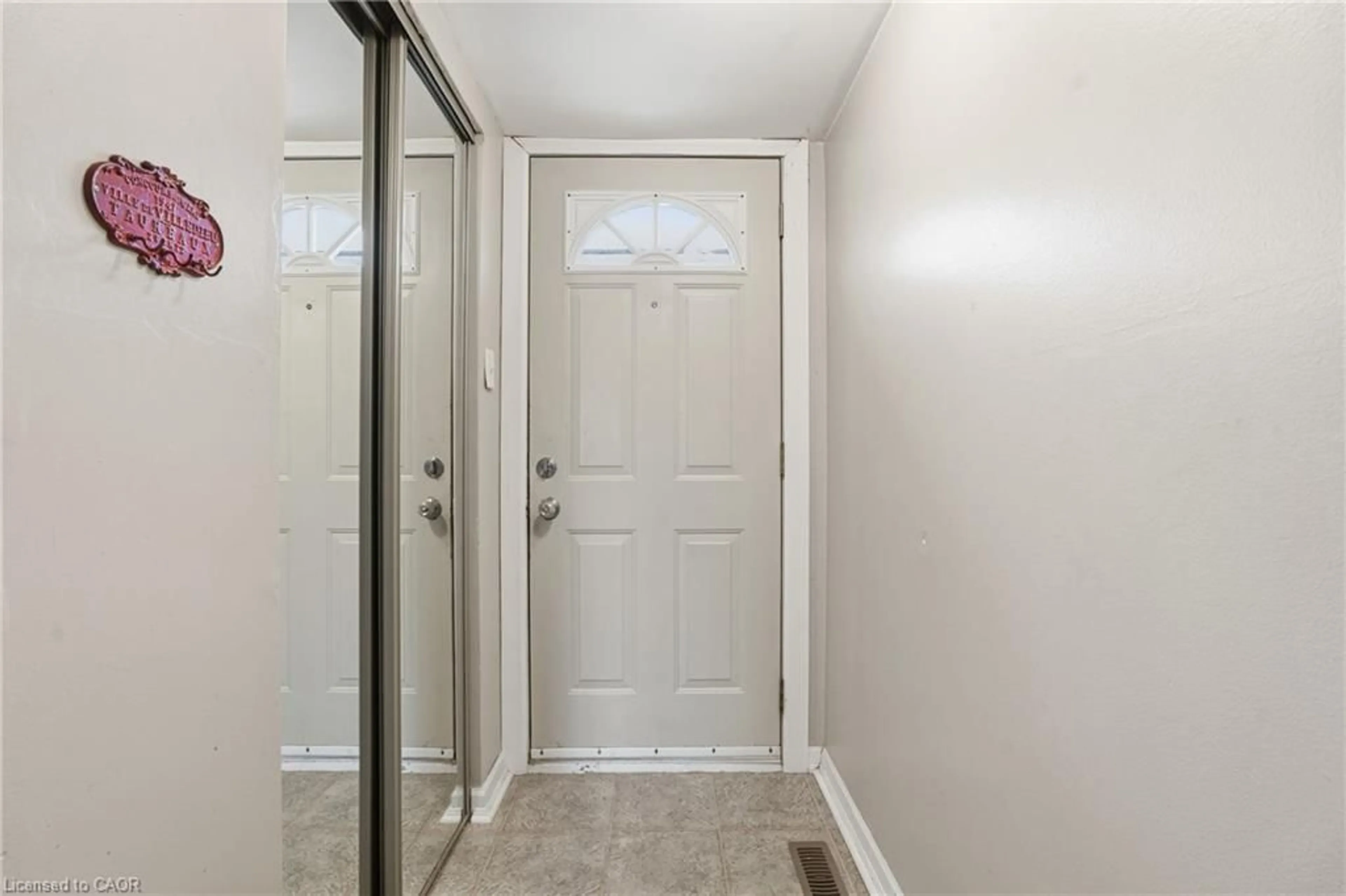 Indoor entryway for 210 Glamis Rd #33, Cambridge Ontario N1R 6L3