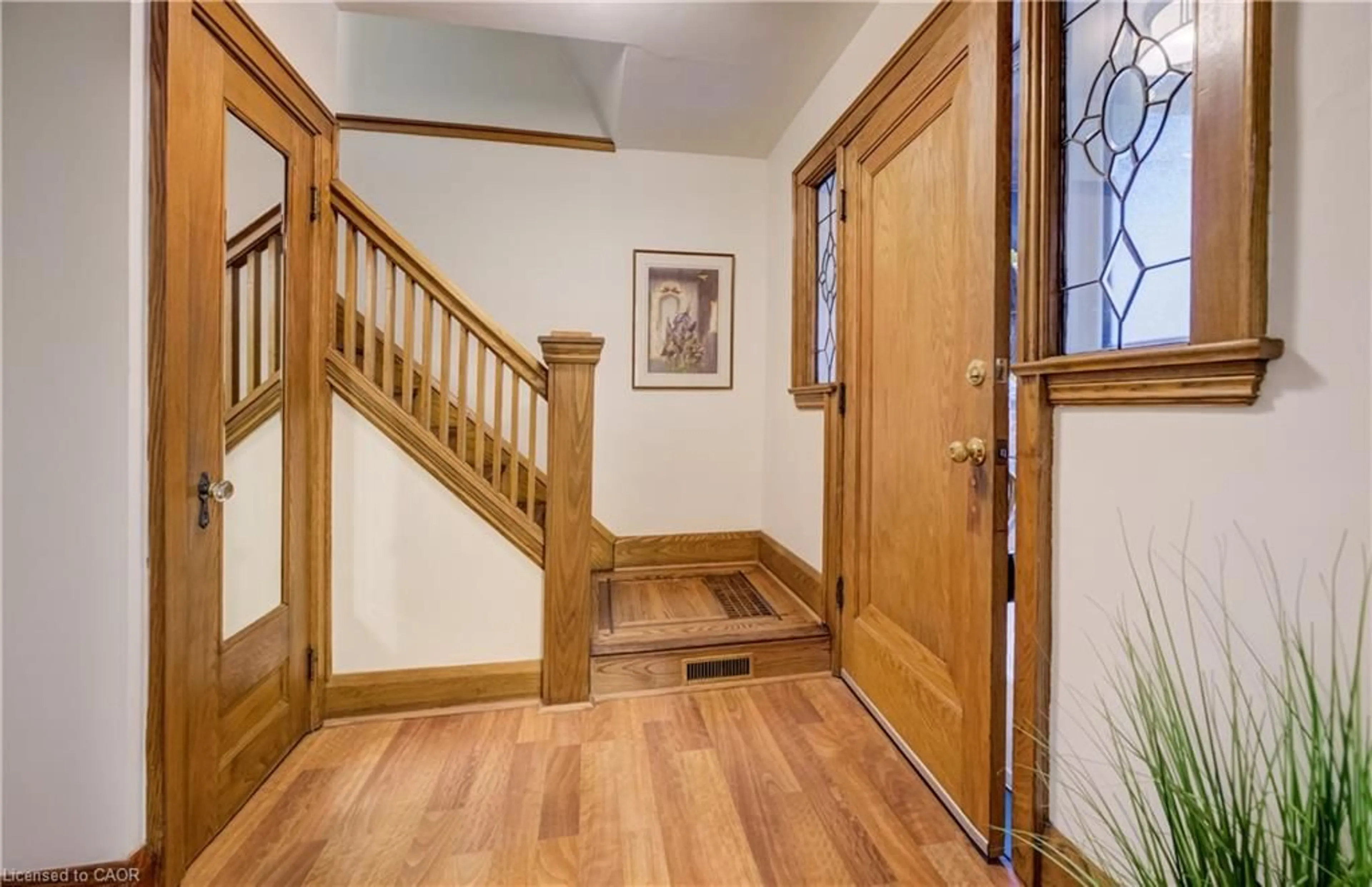 Indoor foyer for 262 Province St, Hamilton Ontario L8K 2L7