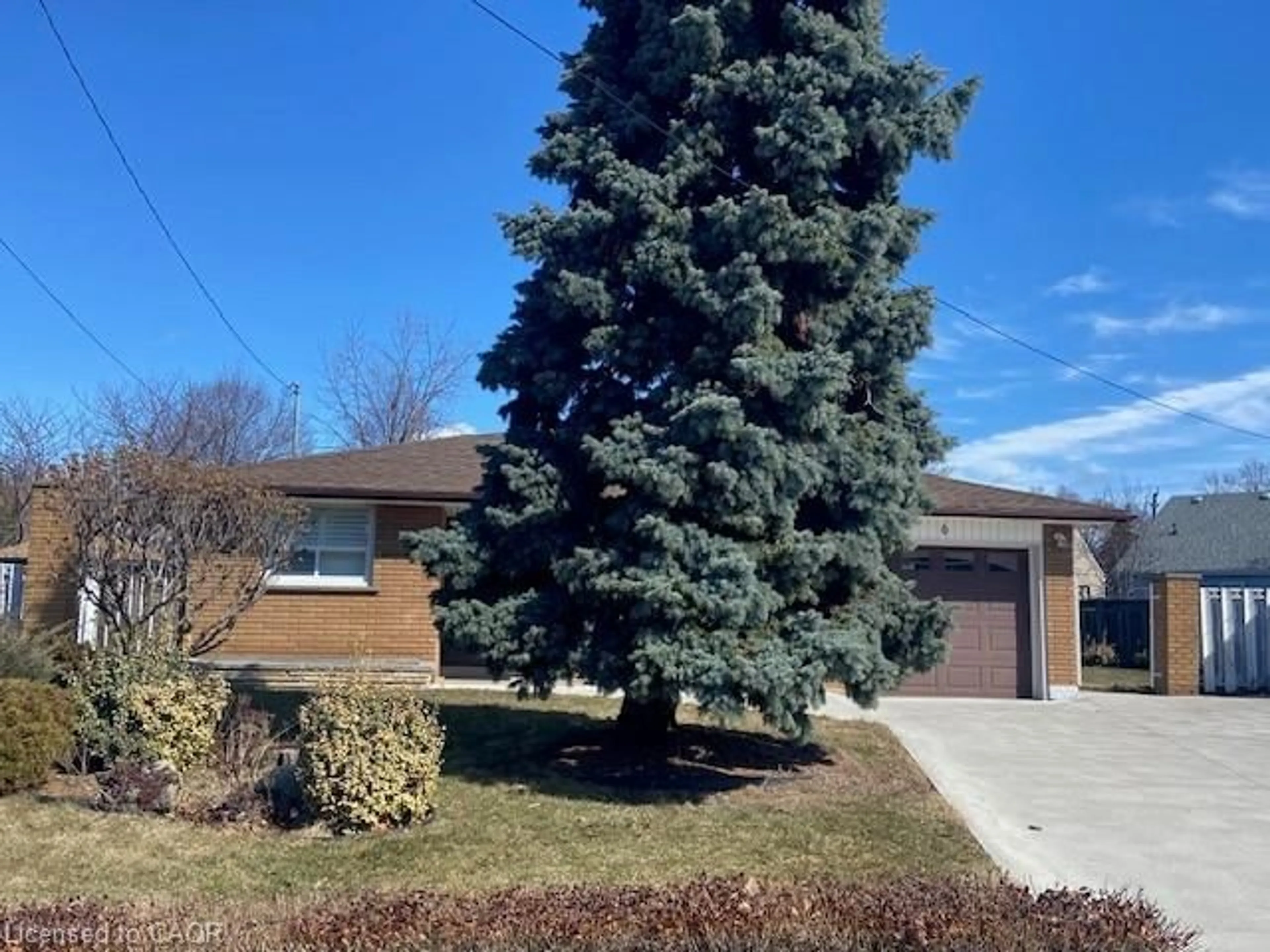 A pic from outside/outdoor area/front of a property/back of a property/a pic from drone, street for 6 Cavalier Crt, Hamilton Ontario L8H 2S4
