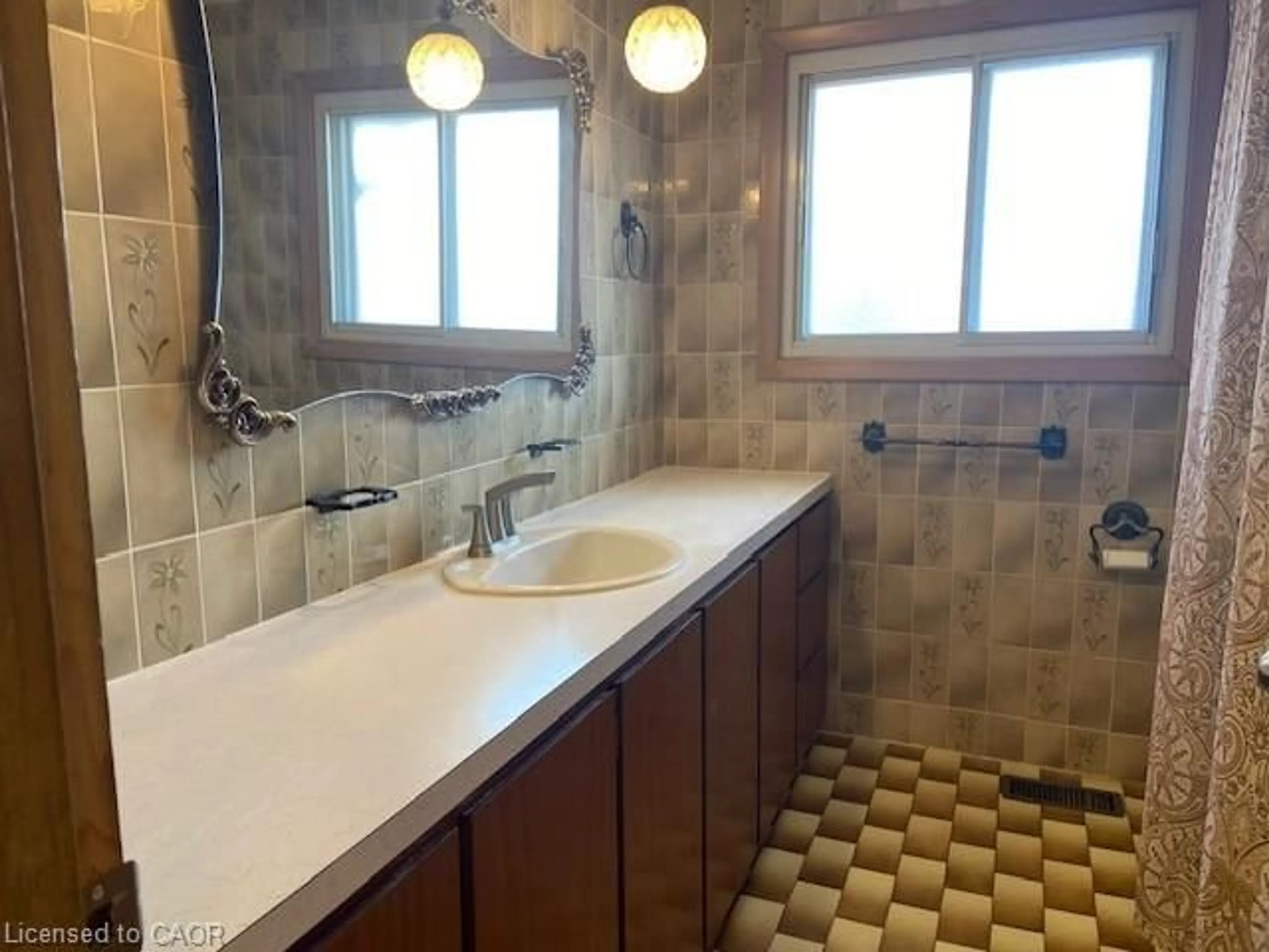 Standard bathroom, ceramic/tile floor for 6 Cavalier Crt, Hamilton Ontario L8H 2S4