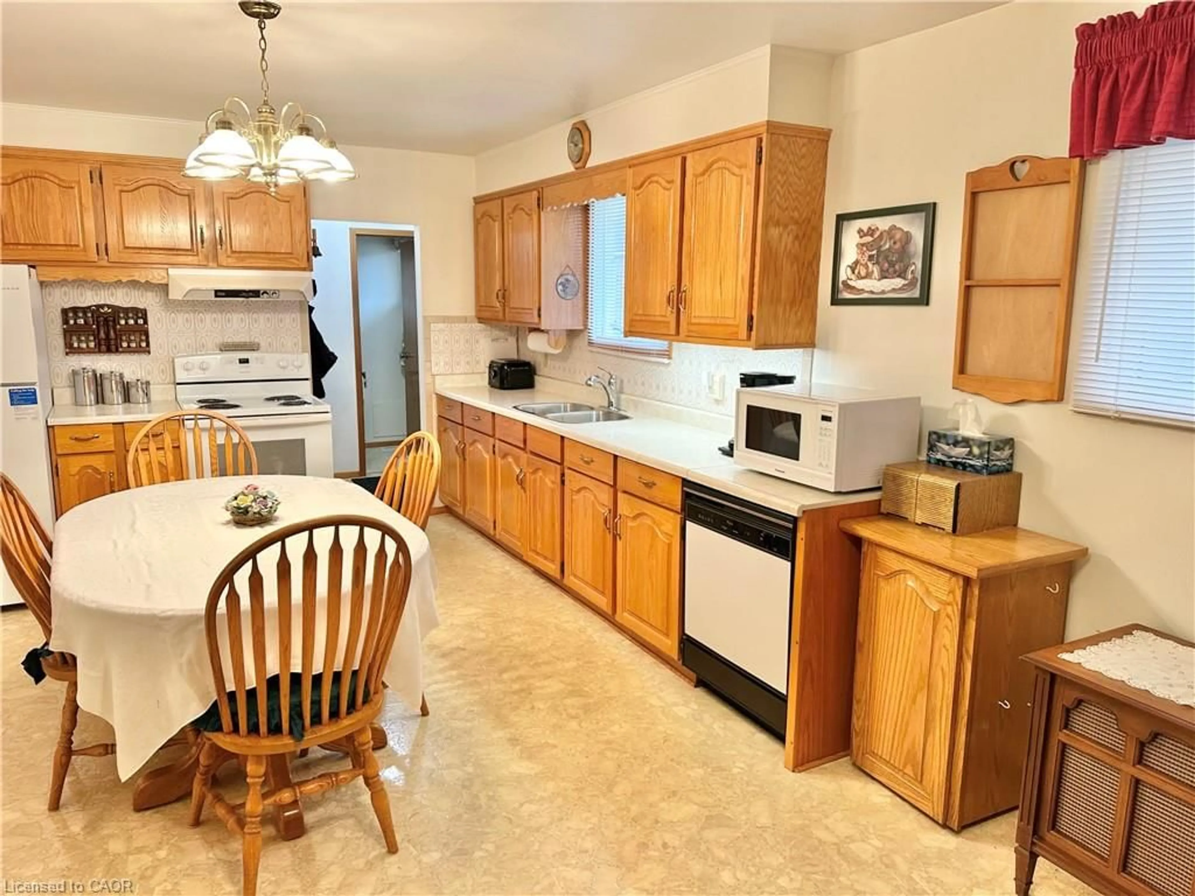 Standard kitchen, ceramic/tile floor for 8 Aylmer St, Booth's Harbour Ontario N0E 1P0