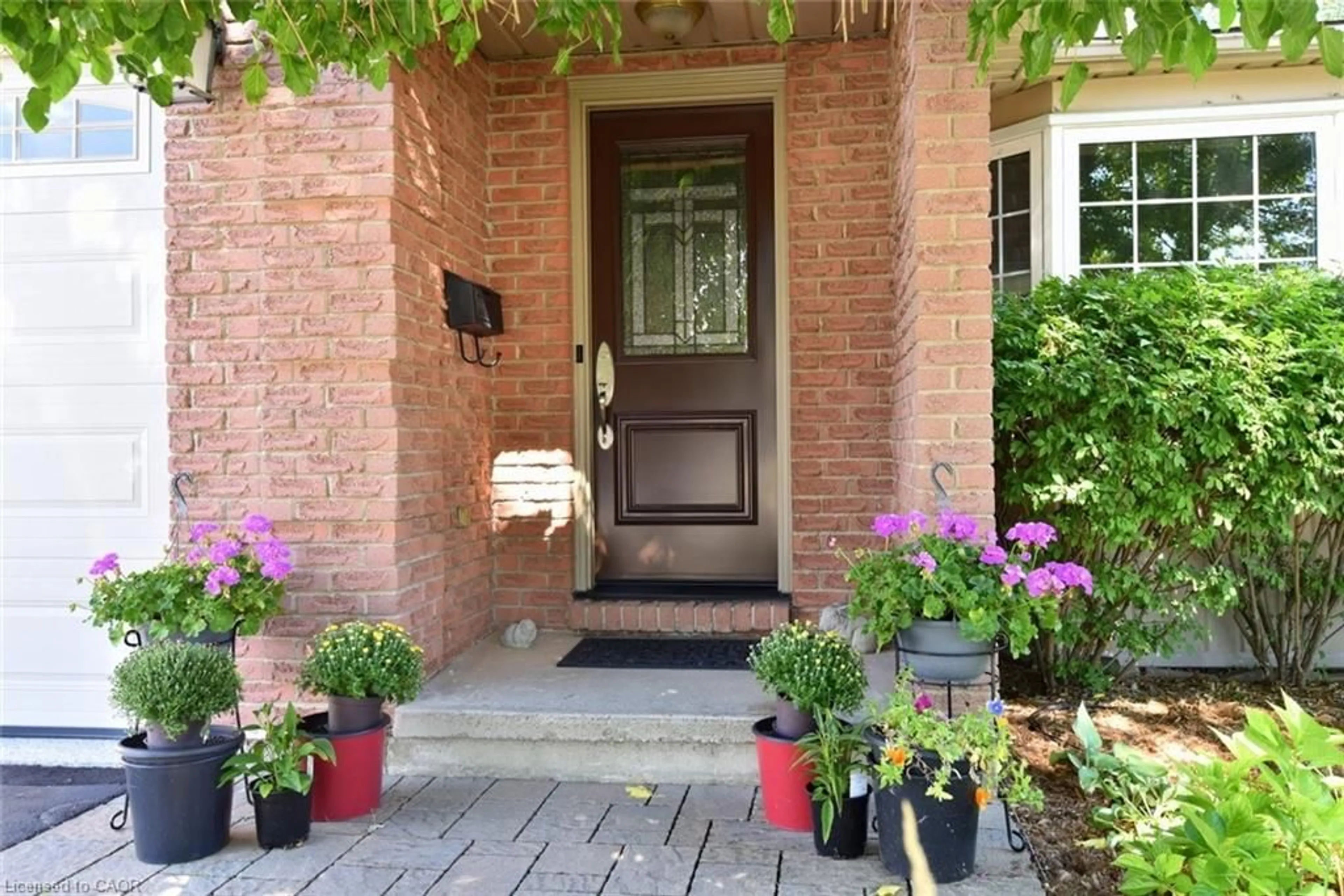 Indoor entryway for 2 Novoco Dr, Hamilton Ontario L9C 7E7