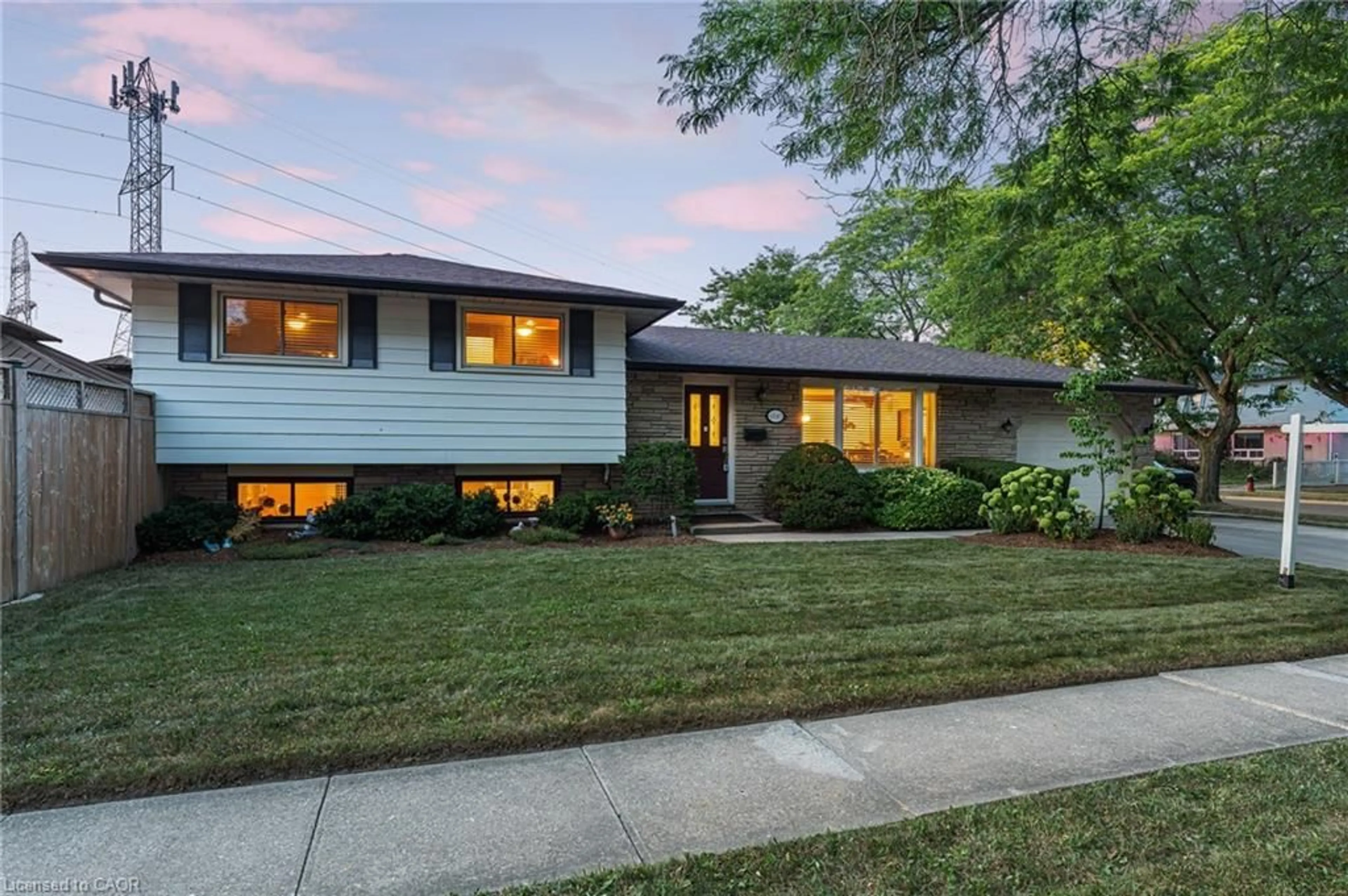 Home with vinyl exterior material, street for 6845 Wilinger St, Niagara Falls Ontario L2J 2B5