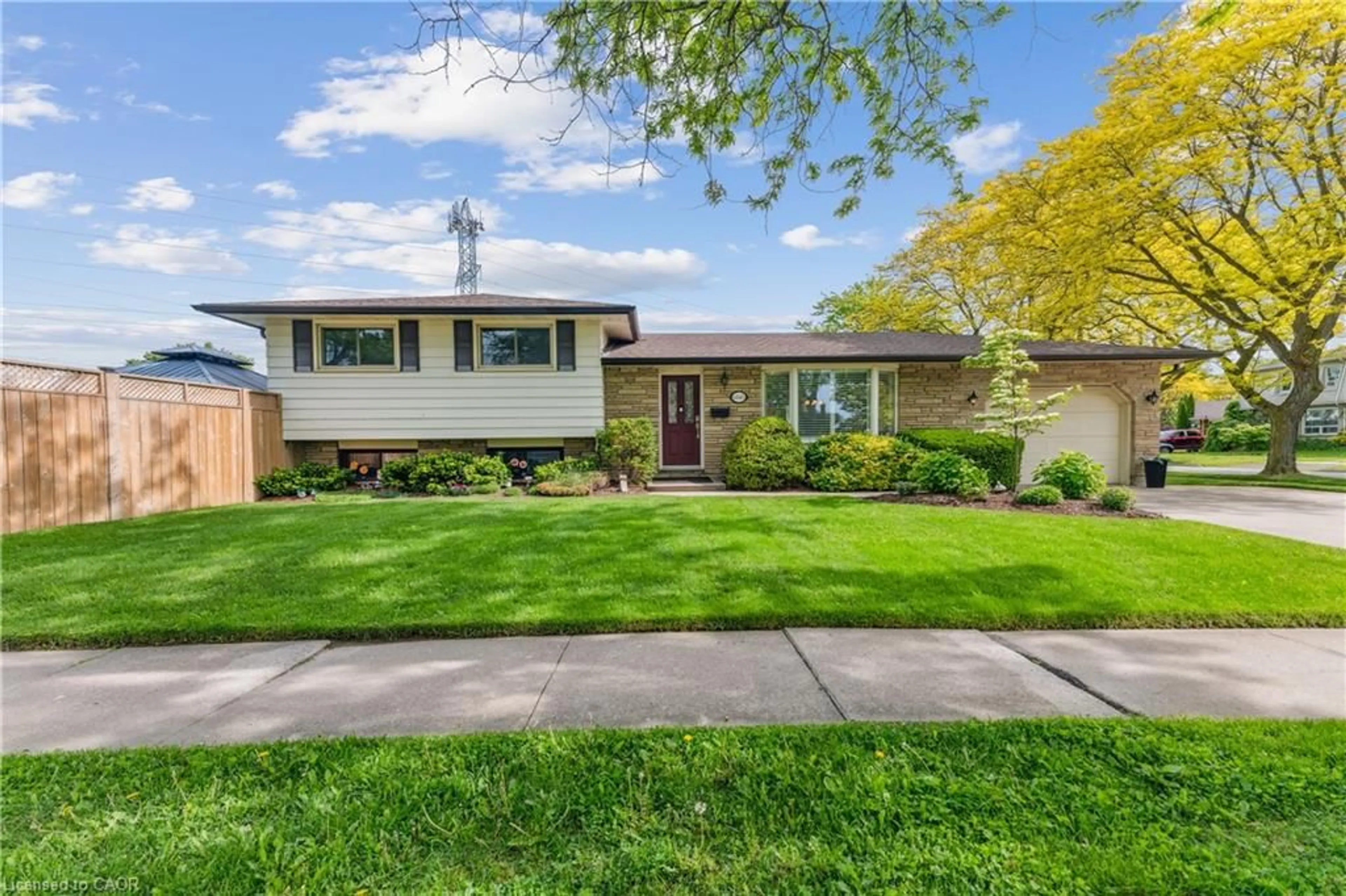 Home with vinyl exterior material, street for 6845 Wilinger St, Niagara Falls Ontario L2J 2B5