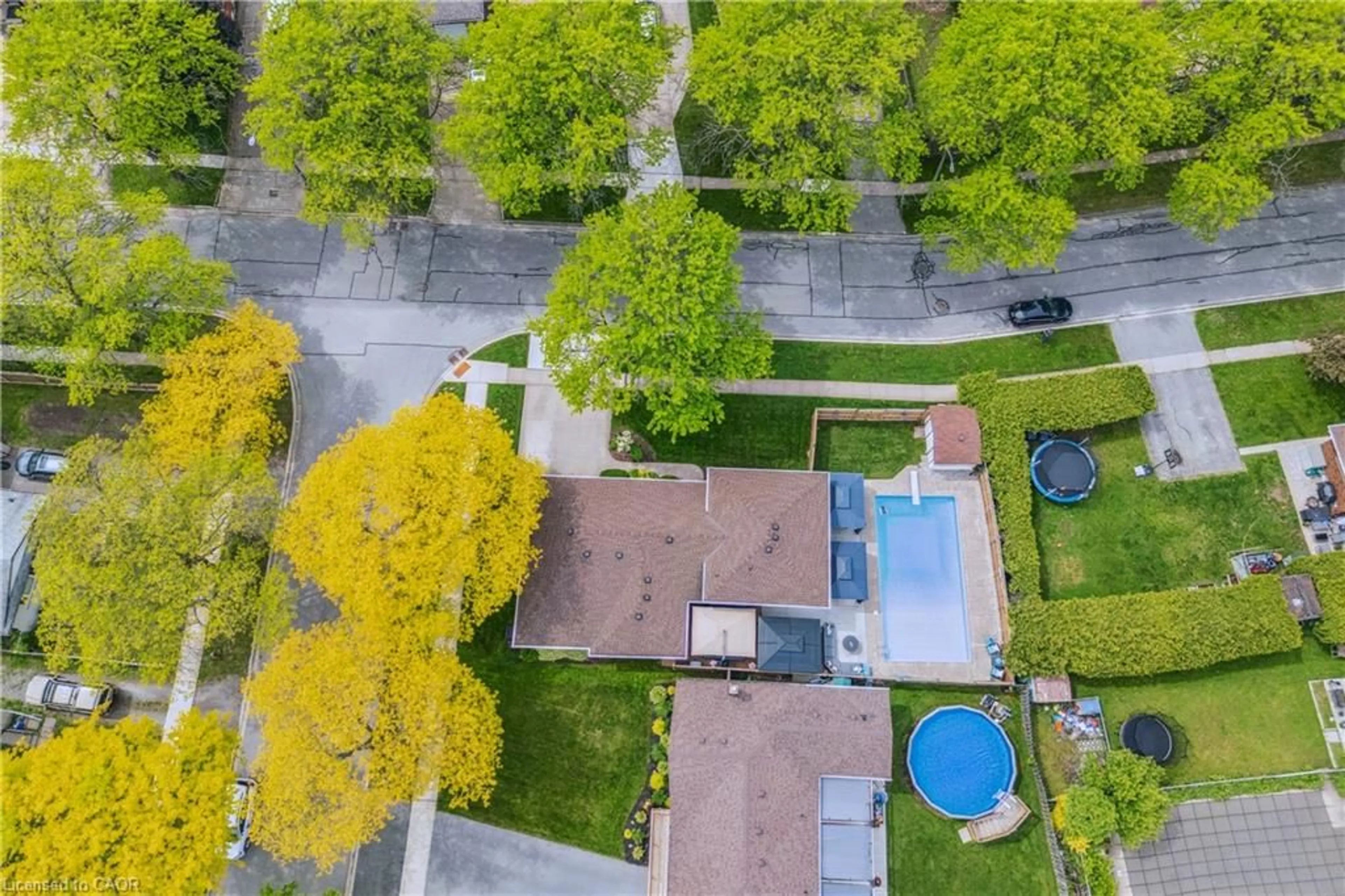 A pic from outside/outdoor area/front of a property/back of a property/a pic from drone, street for 6845 Wilinger St, Niagara Falls Ontario L2J 2B5