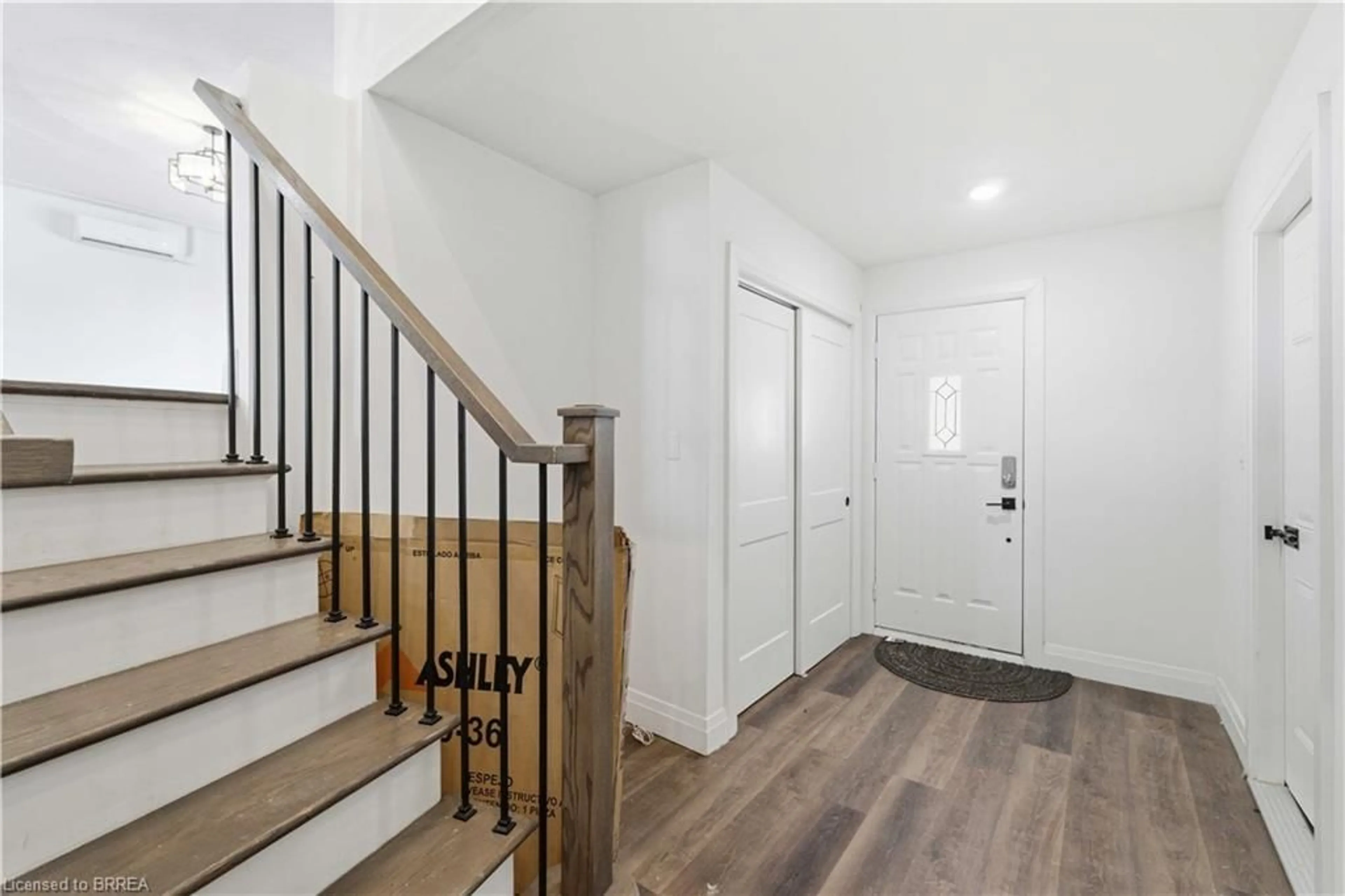 Indoor entryway for 1352 #8 Hwy, Stoney Creek Ontario L8E 5K6