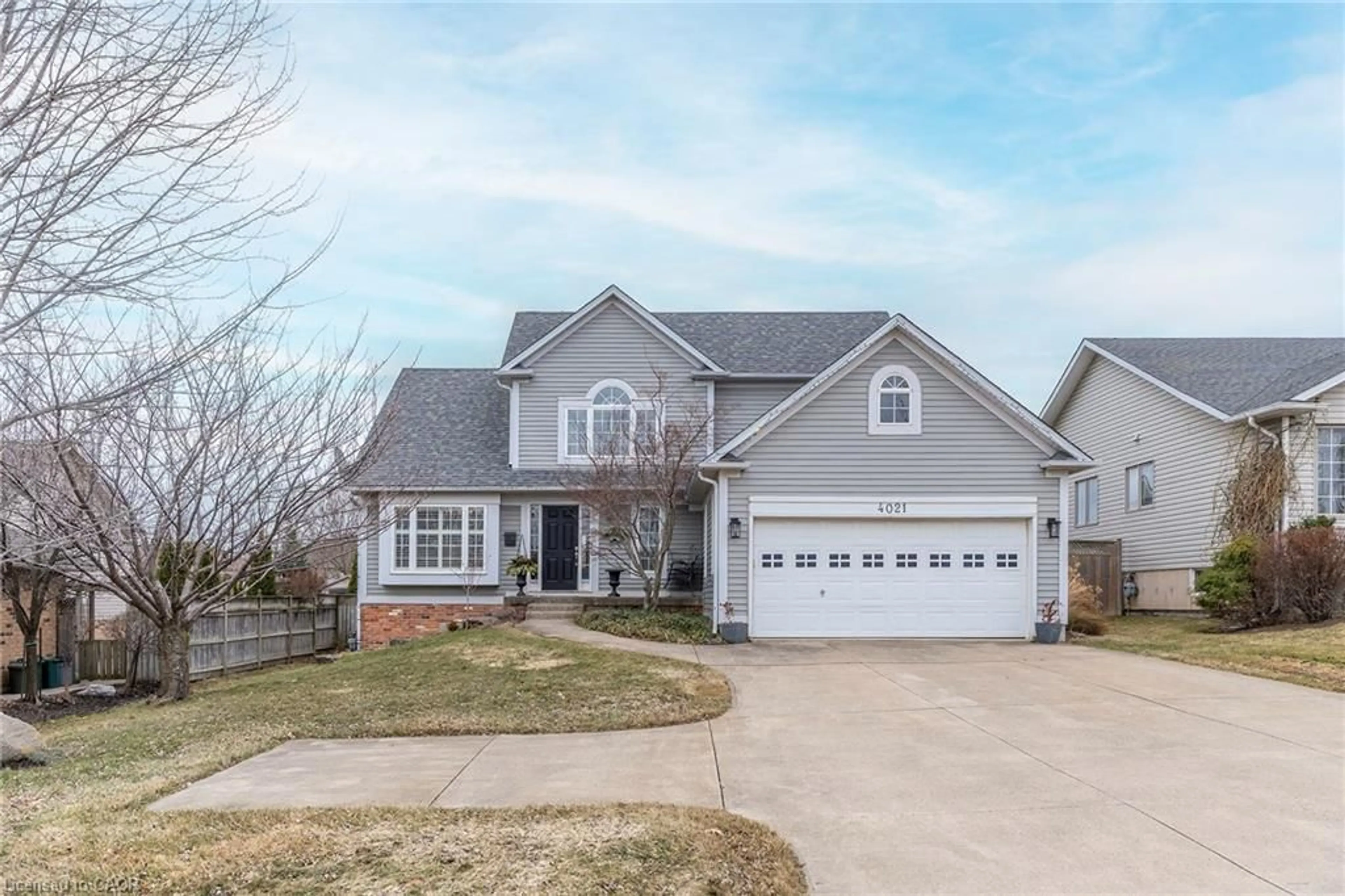 Home with vinyl exterior material, street for 4021 Mountain St, Beamsville Ontario L3J 0K9