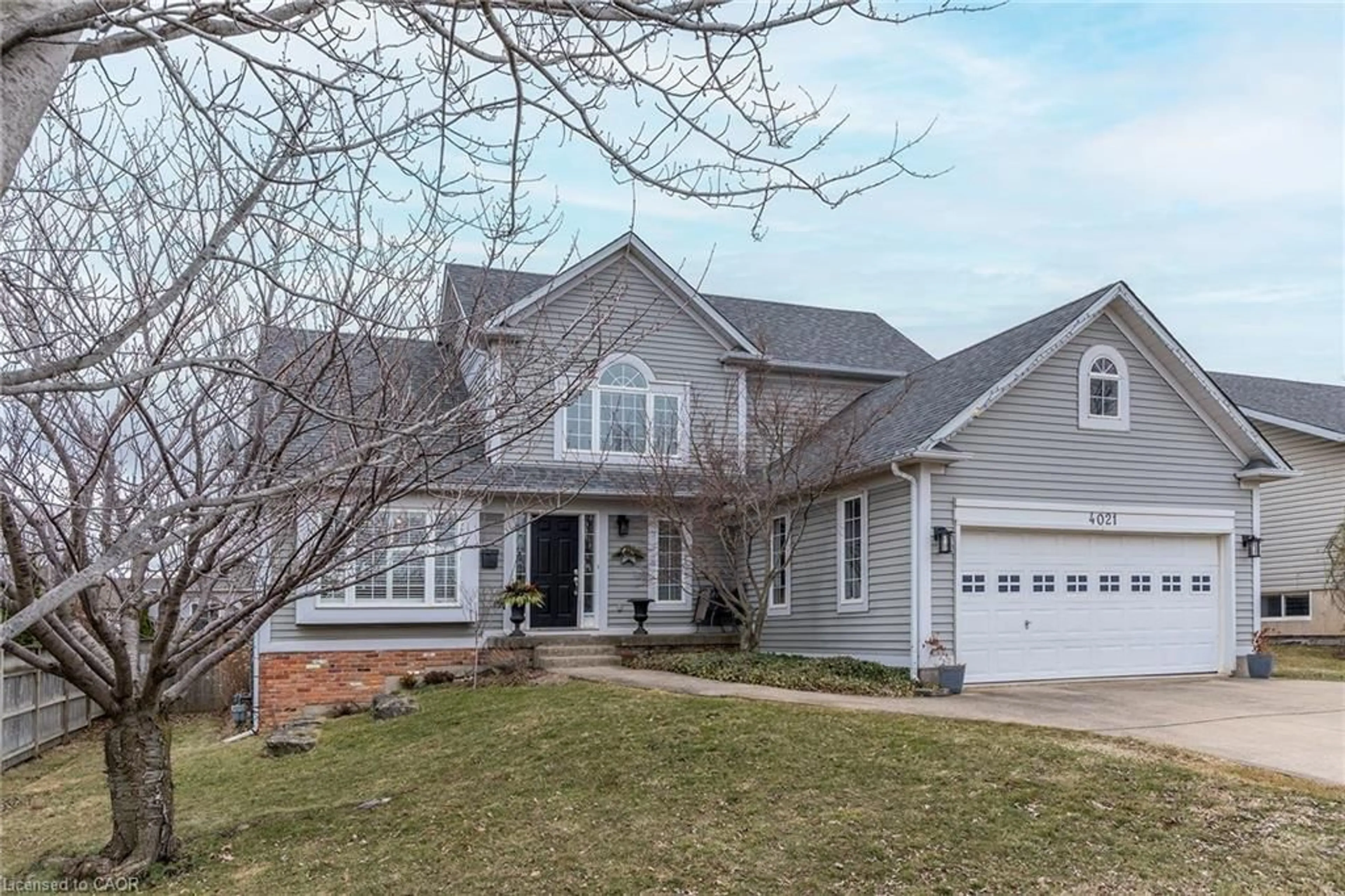 Home with vinyl exterior material, street for 4021 Mountain St, Beamsville Ontario L3J 0K9