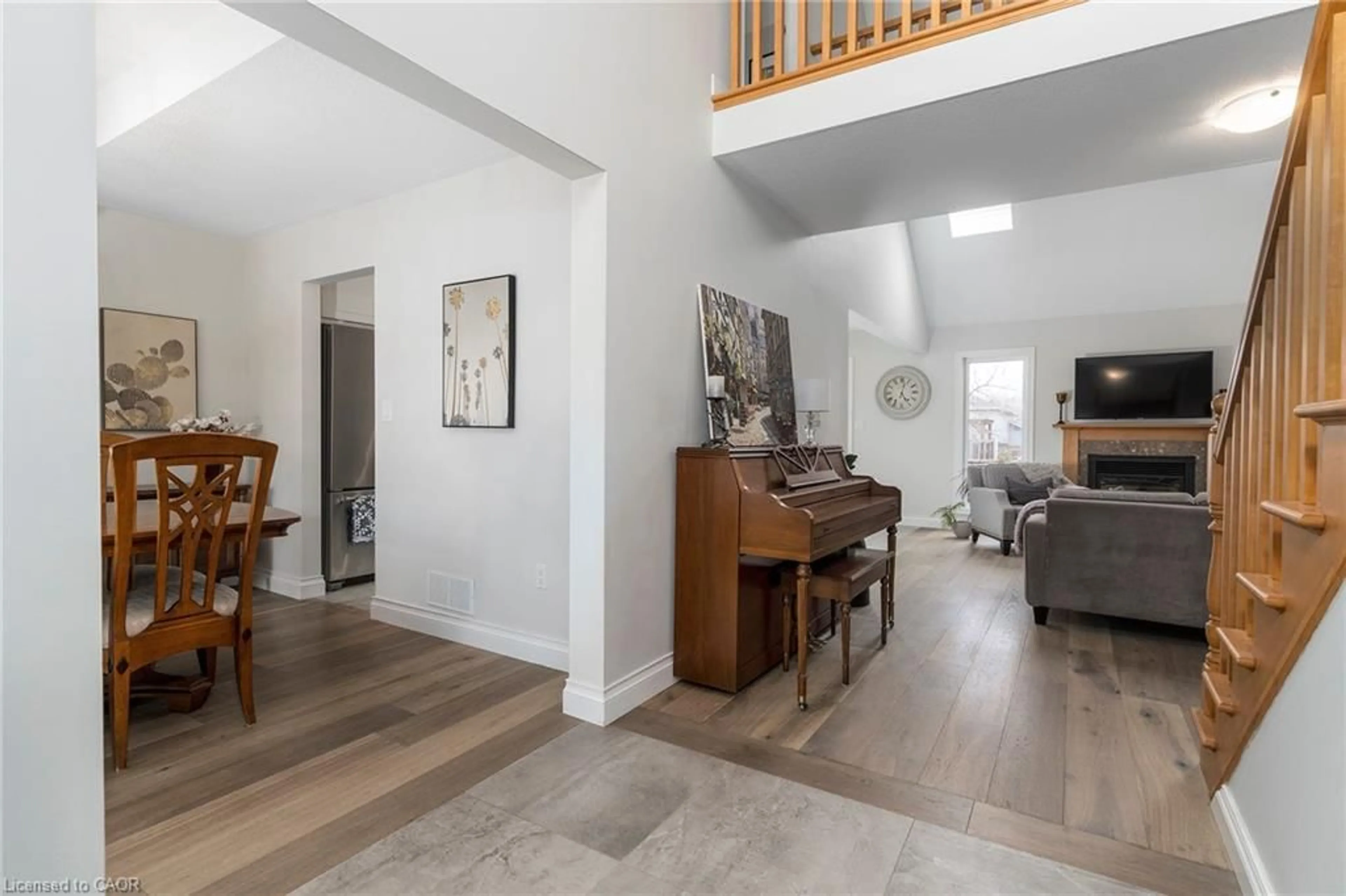 Indoor entryway for 4021 Mountain St, Beamsville Ontario L3J 0K9