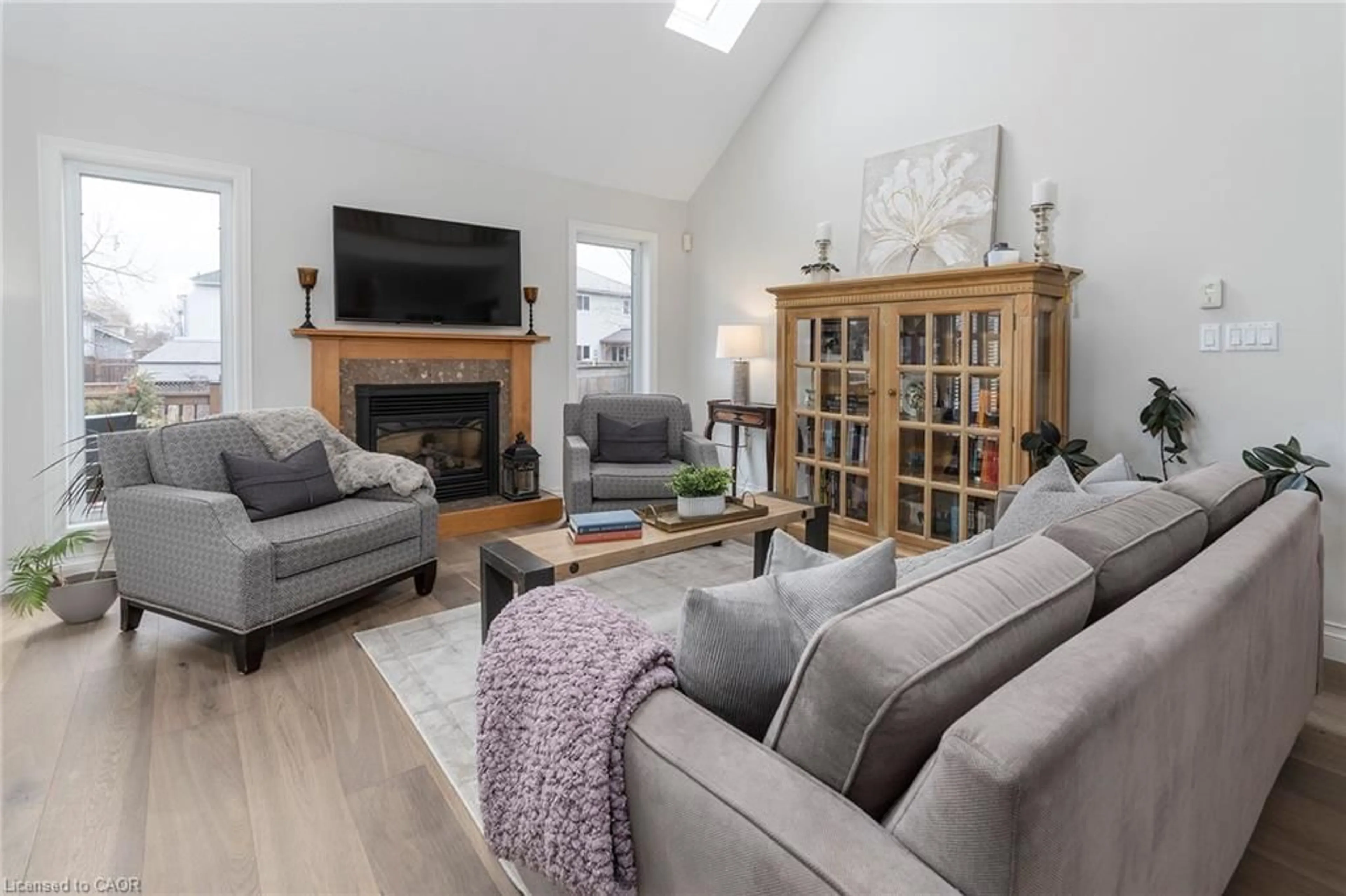 Living room with furniture, wood/laminate floor for 4021 Mountain St, Beamsville Ontario L3J 0K9