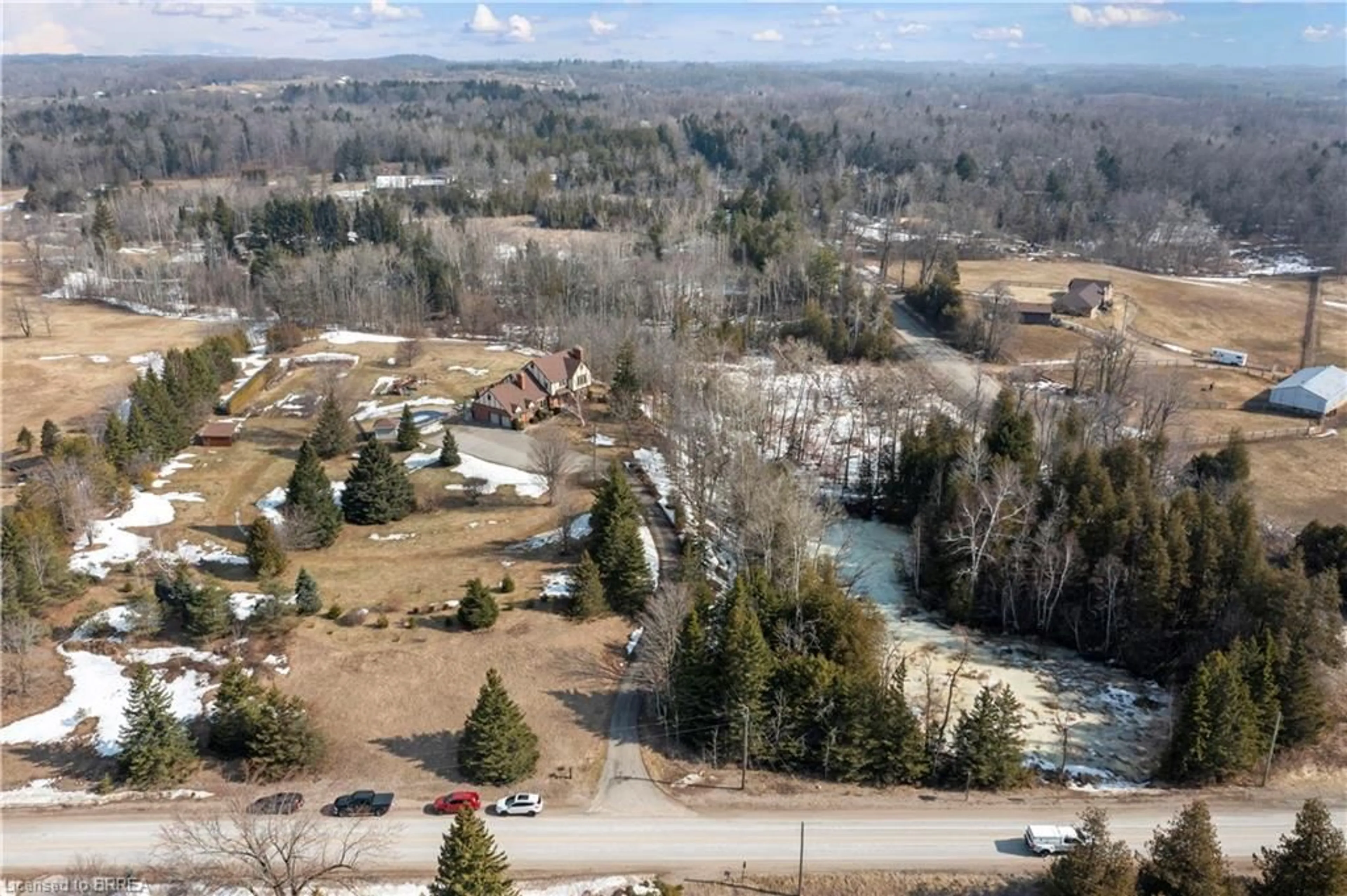 A pic from outside/outdoor area/front of a property/back of a property/a pic from drone, unknown for 4905 First Line, Erin Ontario L7J 2L9