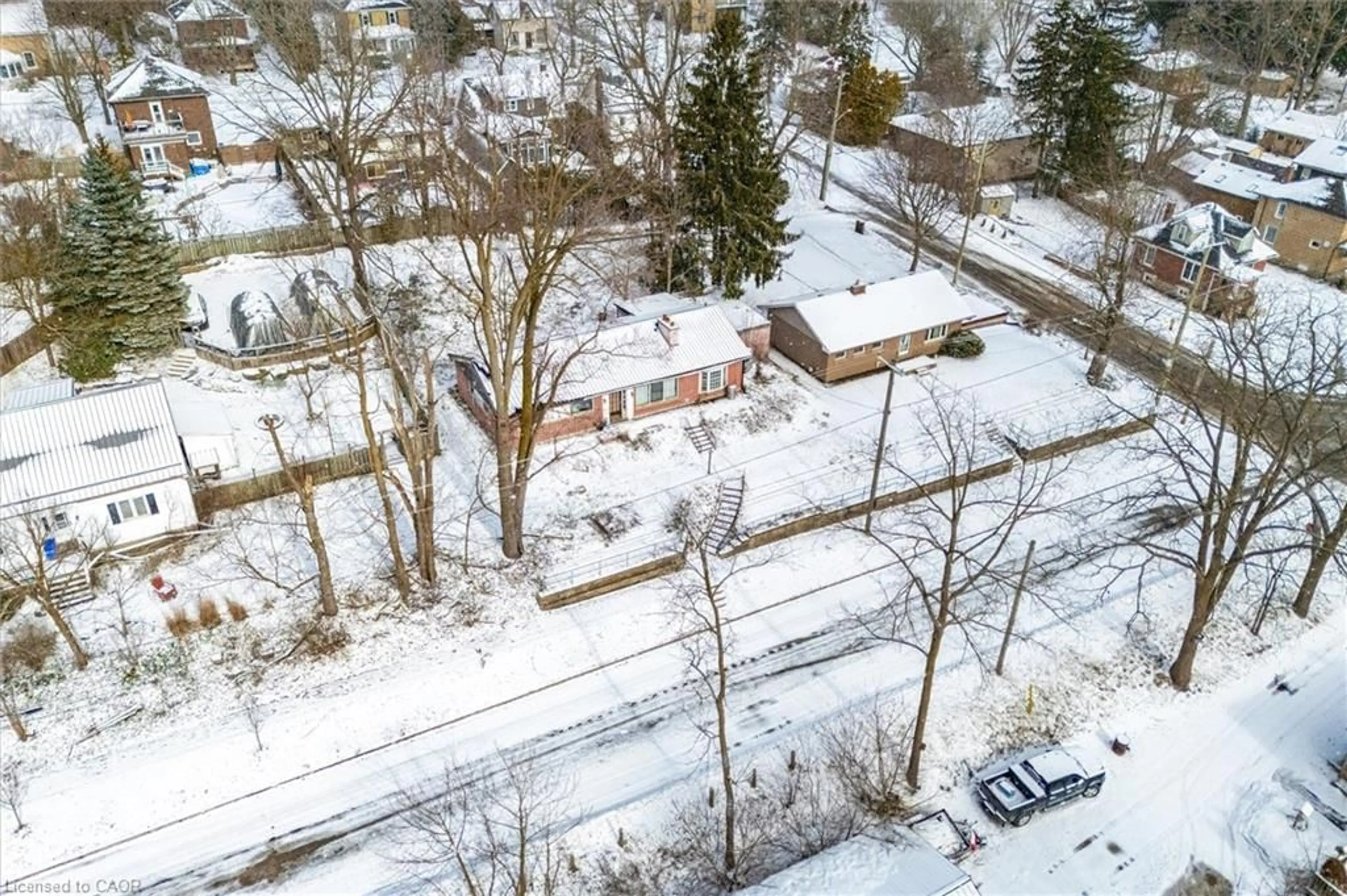 A pic from outside/outdoor area/front of a property/back of a property/a pic from drone, street for 289 St Patrick St, Fergus Ontario N1M 1M5