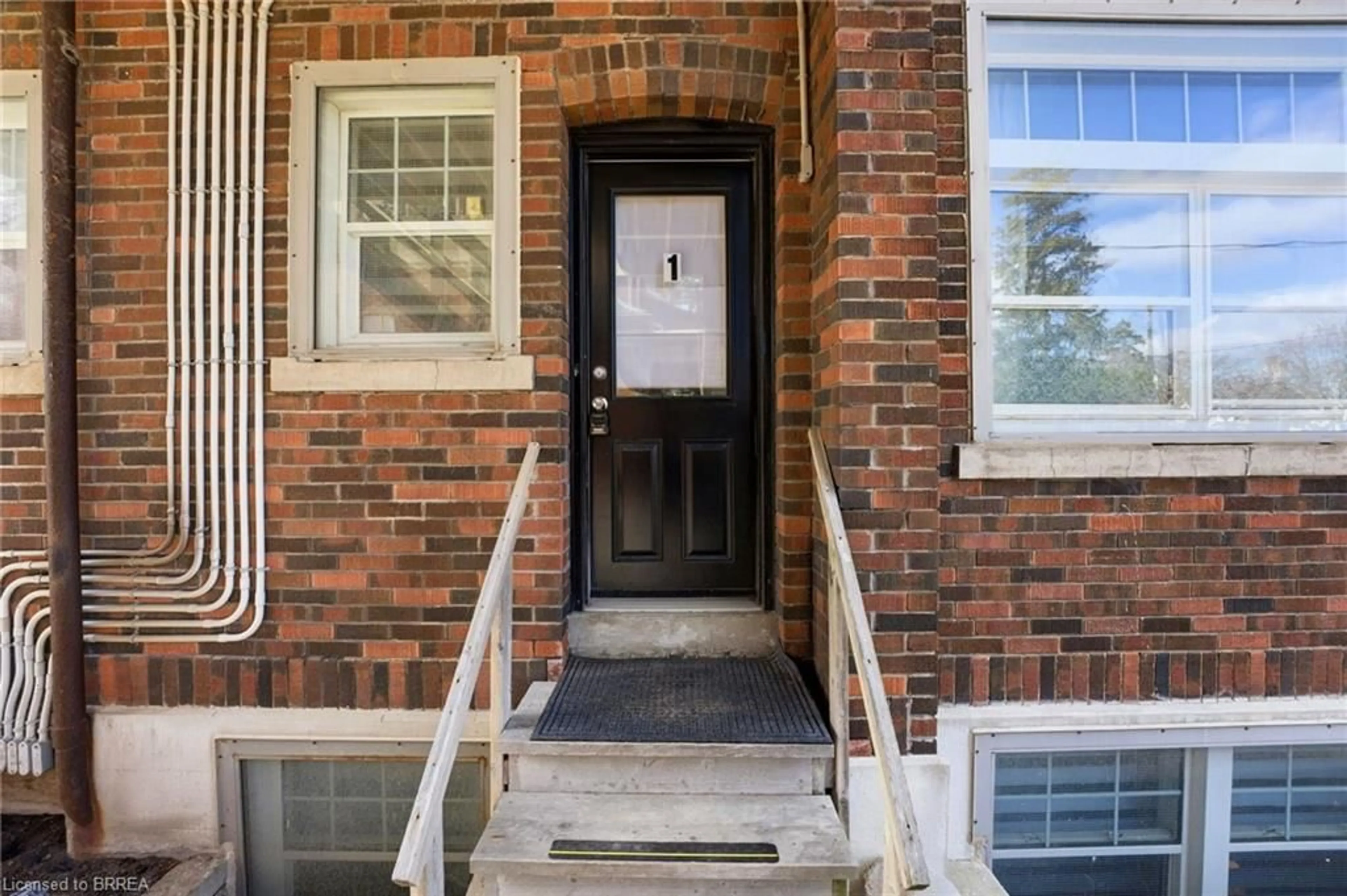 Indoor entryway for 54 Dufferin Ave #1, Brantford Ontario N3T 4P5