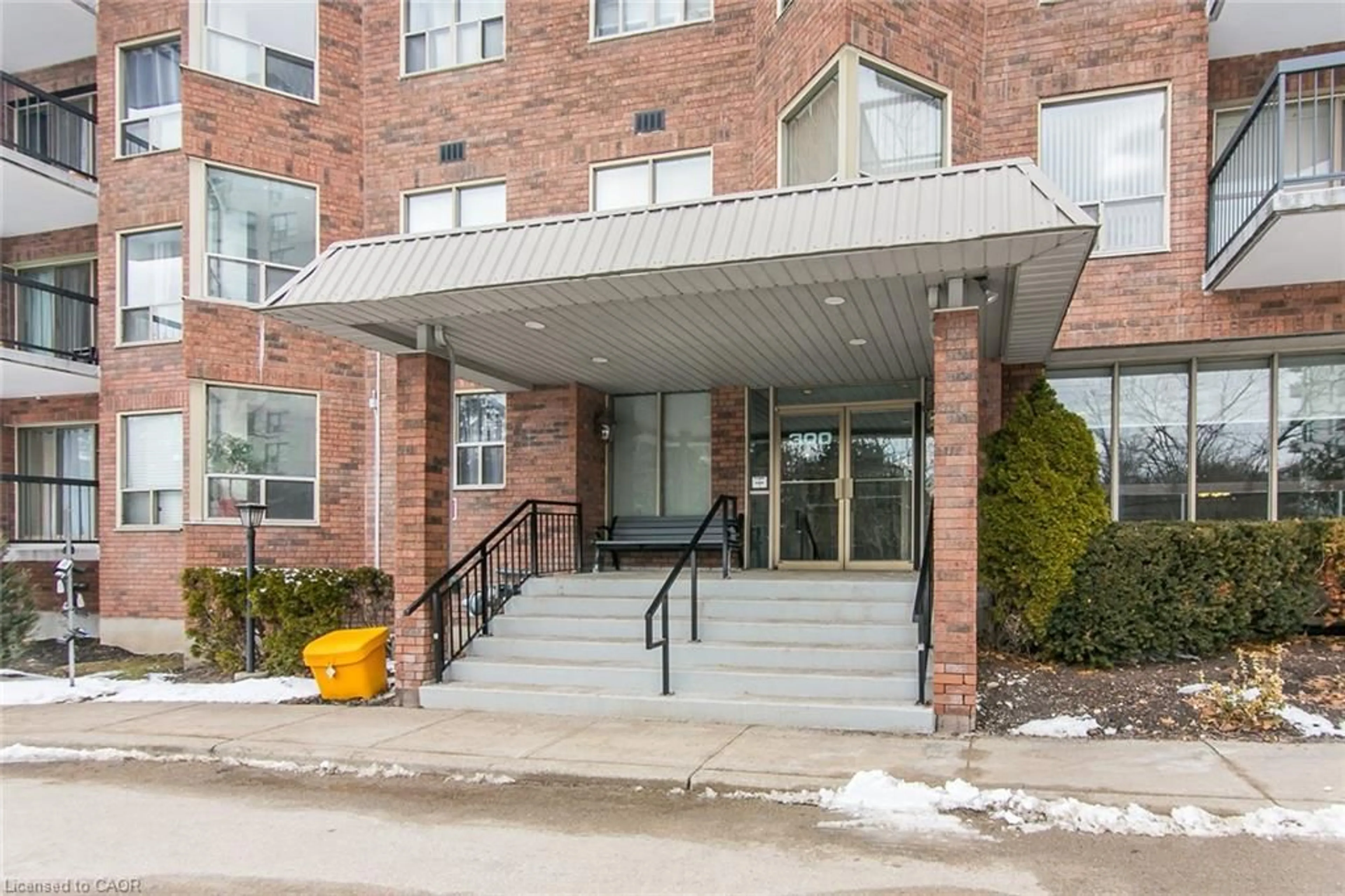 Indoor foyer for 300 Keats Way #402, Waterloo Ontario N2L 6E6
