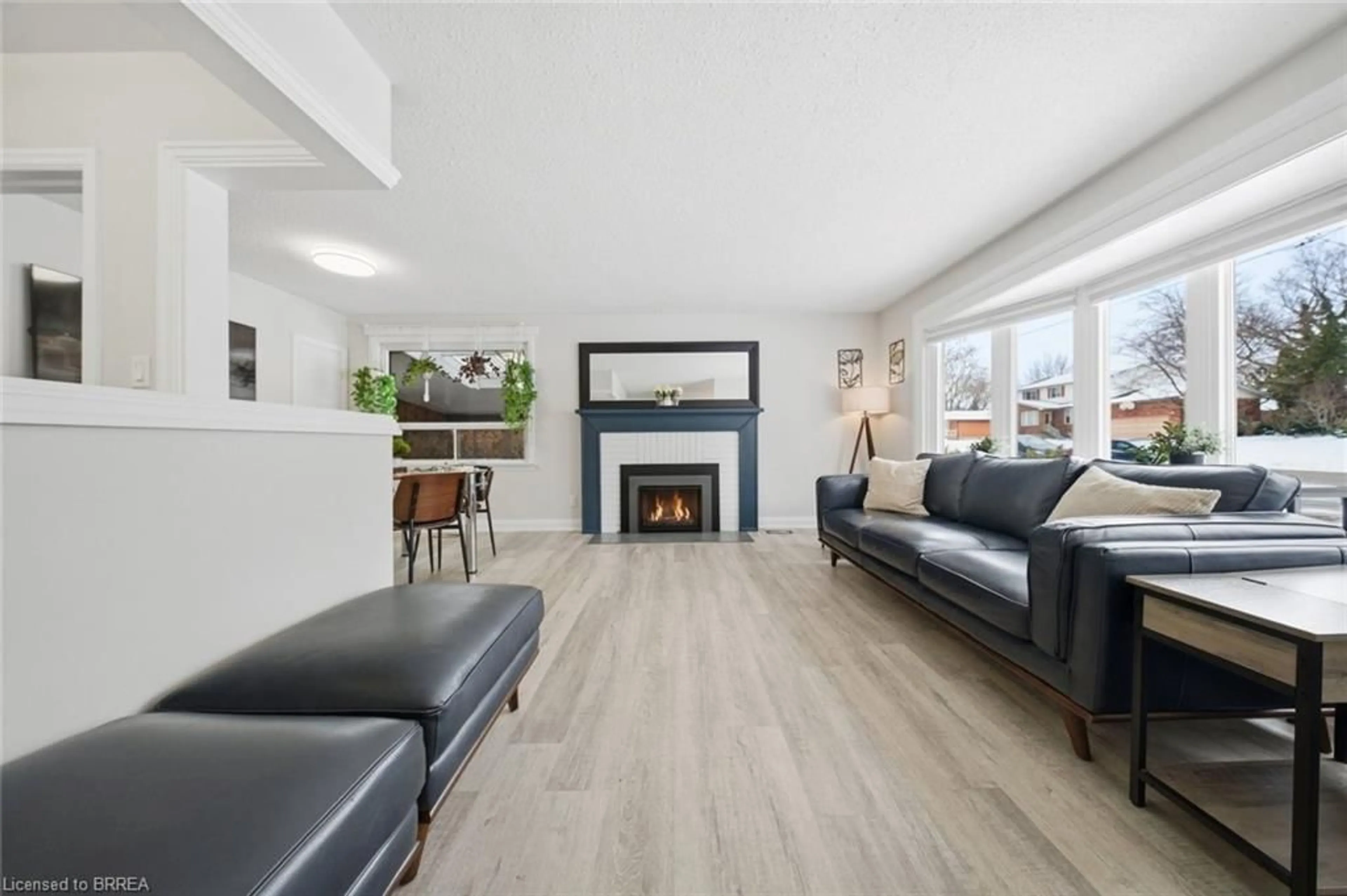 Living room with furniture, wood/laminate floor for 19 Hiram Rd, Paris Ontario N3L 2P7