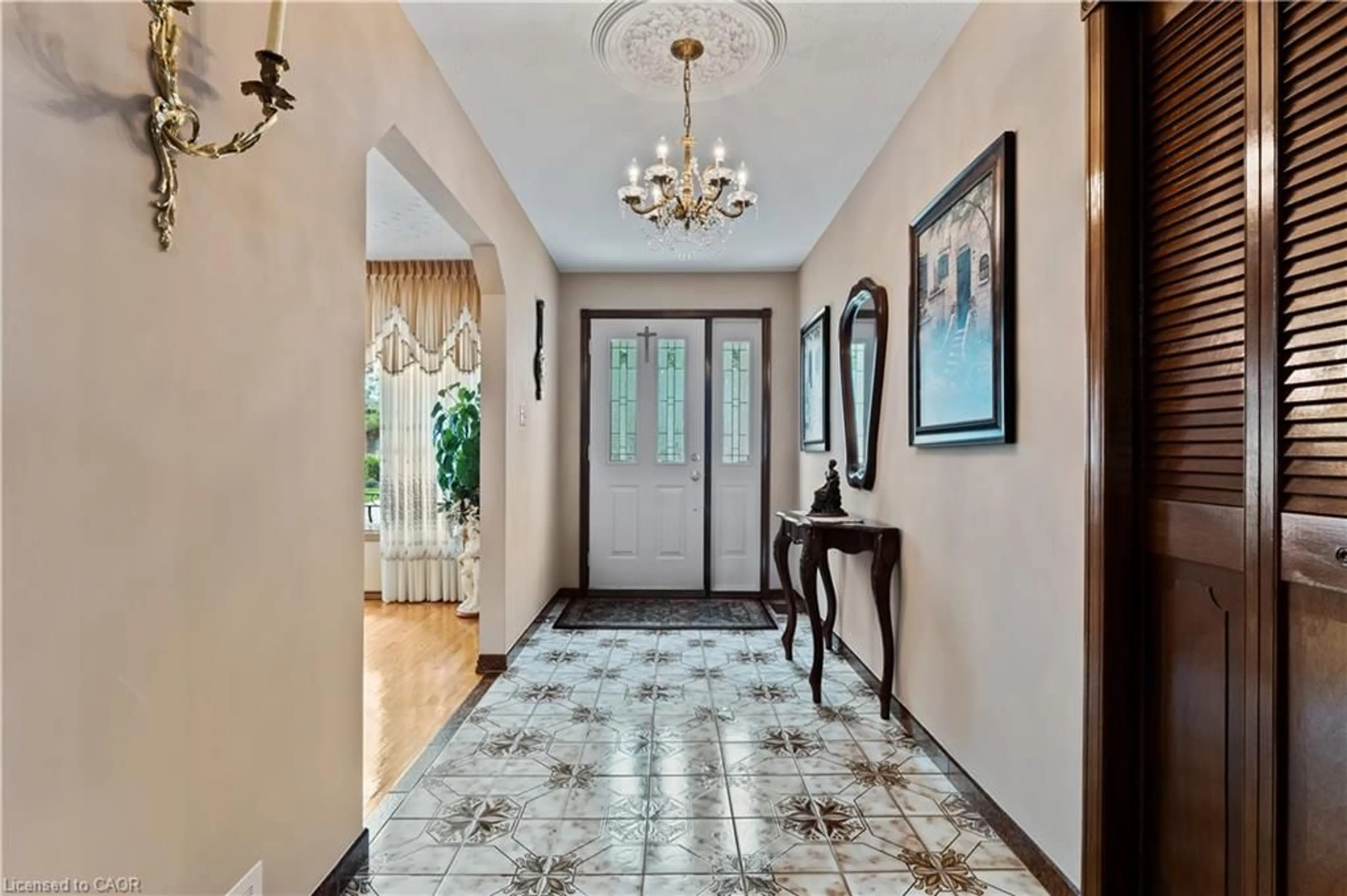 Indoor foyer for 14 Valrose Dr, Hamilton Ontario L8E 3T4
