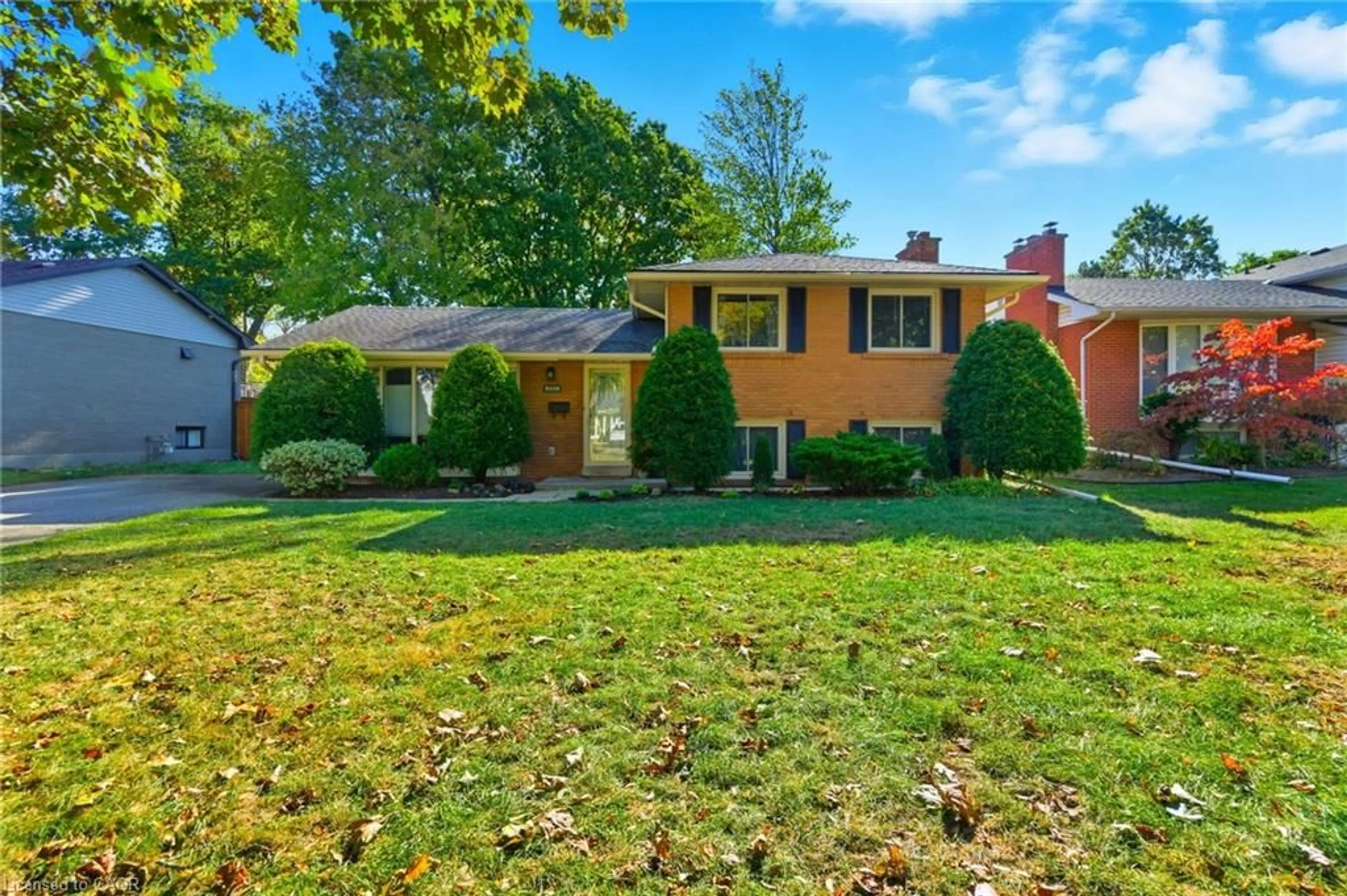 Home with brick exterior material, street for 5210 Mulberry Dr, Burlington Ontario L7L 3P4