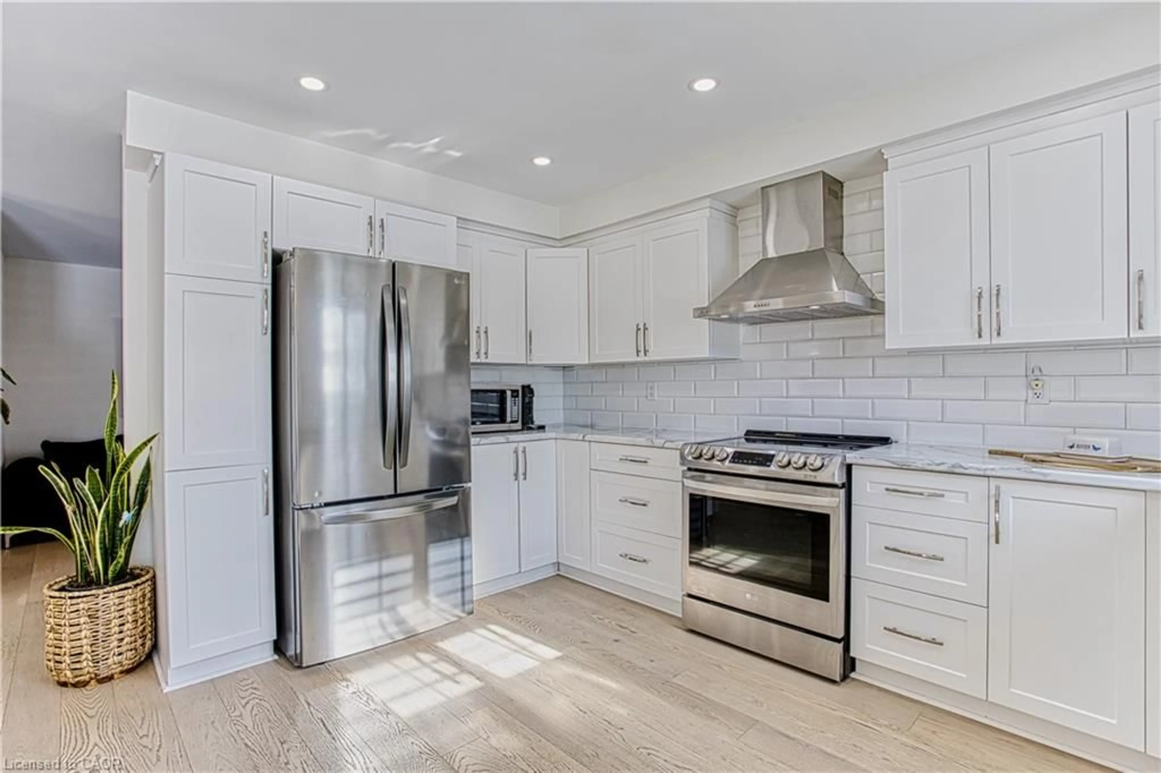 Open concept kitchen, ceramic/tile floor for 32 Hudson Dr, Cayuga Ontario N0A 1E0