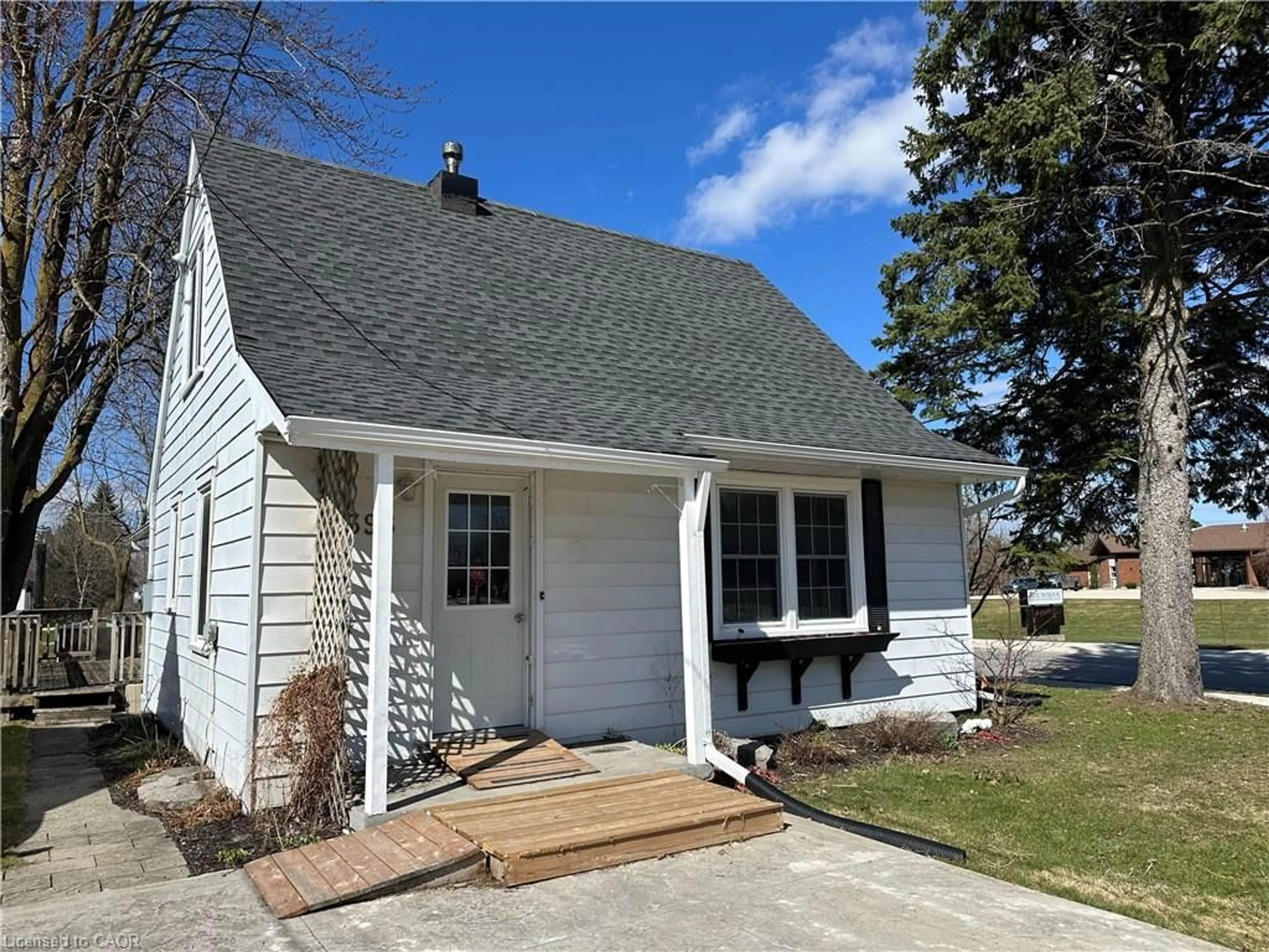 Home with vinyl exterior material, street for 395 Boulton St, Palmerston Ontario N0G 2P0