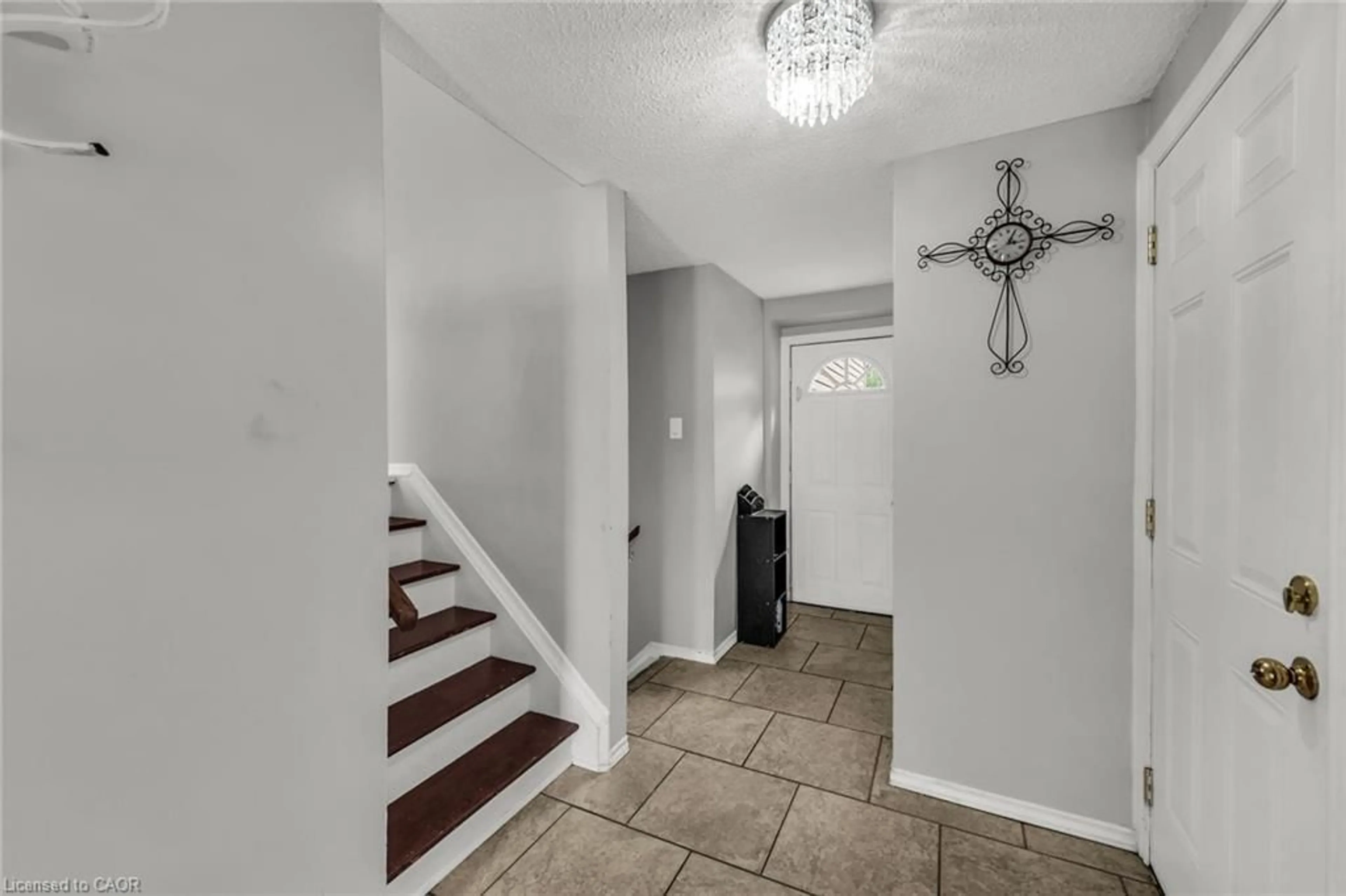 Indoor entryway for 22 John Murray St, Stoney Creek Ontario L8J 1C4